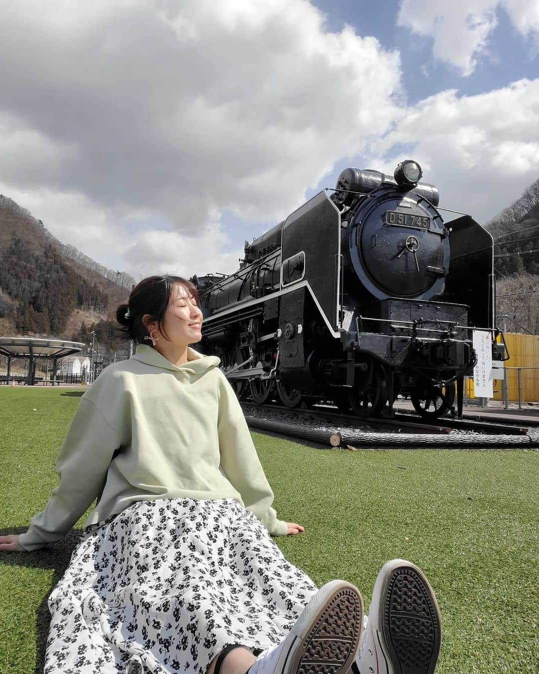 小谷津友里さんのインスタグラム写真 - (小谷津友里Instagram)「ひょーいと旅してきた🚶‍♀️🇯🇵 群馬県のみなかみへ♪︎ 駅のすぐそばにSLを発見！ 近くで見ると思ったよりもずっと大きくて迫力あるね～カッコイイ！🚂 機関車ってなんかときめくものがある🌟 . . . #水上 #みなかみ #群馬観光 #群馬旅行 #みなかみ温泉 #水上温泉 #日本 #国内旅行 #こやゆり旅 #機関車 #sl #train #トラベラー #女子旅 #ひとり旅 #ひとり旅女子 #温泉旅行 #旅行 #traveler」3月20日 18時44分 - yurikoyatsu