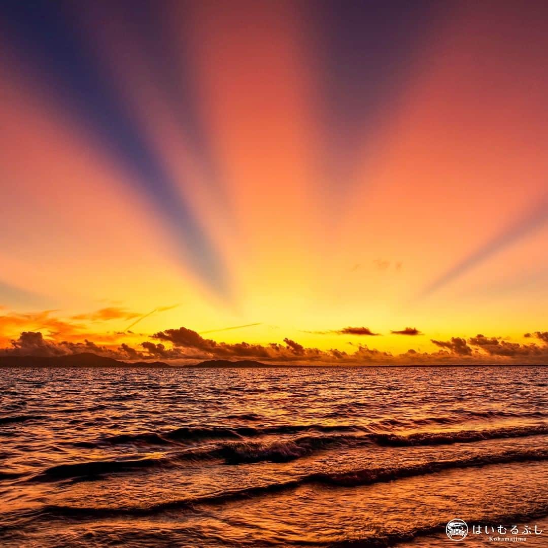 HAIMURUBUSHI はいむるぶしさんのインスタグラム写真 - (HAIMURUBUSHI はいむるぶしInstagram)「小浜島とぅまーるビーチから望む八重山諸島の夜明け。 太陽と雲が織りなす幻想的なグラデーションに癒やされます。 #八重山諸島 #小浜島 #はいむるぶし #japan #okinawa #yaeyamaislands #kohamajima #haimurubushi  @masafumi_takezawa_okinawa」3月20日 18時49分 - haimurubushi_resorts