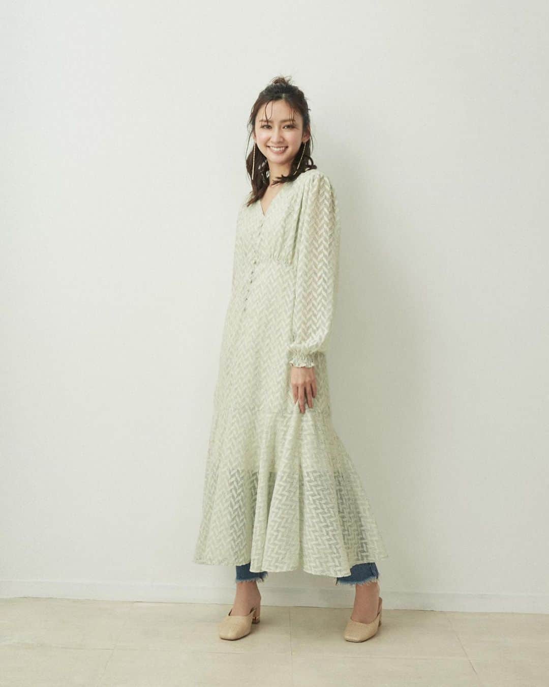 dazzlinさんのインスタグラム写真 - (dazzlinInstagram)「. \ 春に着たい、ワンピース。/ . onepiece fair開催中♡ ワンピース+1点で¥2,000 off🎟 . #LITTLELILYマキシワンピース ¥9,000+tax now on sale . #ラテフラワーマキシワンピース ¥9,000+tax now on sale . #フリンジフレアジャンスカ ¥8,000+tax now on sale . ▶︎▶︎アイテム詳細は画像内タグをTAP♡🏷 . . . ---------------------- model：小泉遥 . ----------------------- . . . ▶︎▶︎スタッフコーデは @dazzlin_muse からチェック♡ . . . #dazzlin#dazzlin_official#dazzlin_muse#dazzlin_campus#dazzlin_spling#dazzlin_summer#2020SS#spling#summer#code#coordinate#春コーデ#花柄ワンピース#ワンピース#春ワンピース #レイヤード#シャツスタイル」3月20日 18時49分 - dazzlin_official