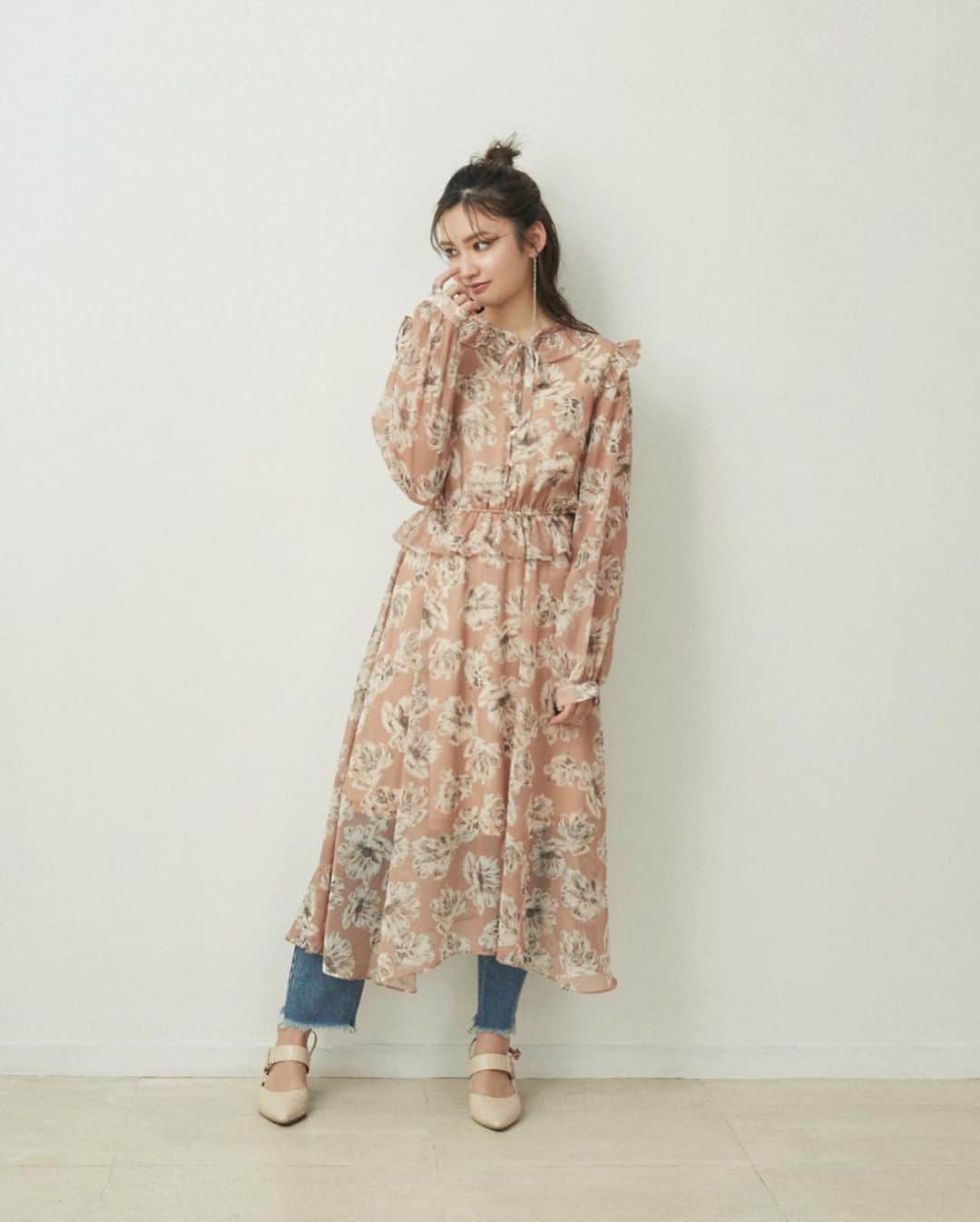 dazzlinさんのインスタグラム写真 - (dazzlinInstagram)「. \ 春に着たい、ワンピース。/ . onepiece fair開催中♡ ワンピース+1点で¥2,000 off🎟 . #LITTLELILYマキシワンピース ¥9,000+tax now on sale . #ラテフラワーマキシワンピース ¥9,000+tax now on sale . #フリンジフレアジャンスカ ¥8,000+tax now on sale . ▶︎▶︎アイテム詳細は画像内タグをTAP♡🏷 . . . ---------------------- model：小泉遥 . ----------------------- . . . ▶︎▶︎スタッフコーデは @dazzlin_muse からチェック♡ . . . #dazzlin#dazzlin_official#dazzlin_muse#dazzlin_campus#dazzlin_spling#dazzlin_summer#2020SS#spling#summer#code#coordinate#春コーデ#花柄ワンピース#ワンピース#春ワンピース #レイヤード#シャツスタイル」3月20日 18時49分 - dazzlin_official