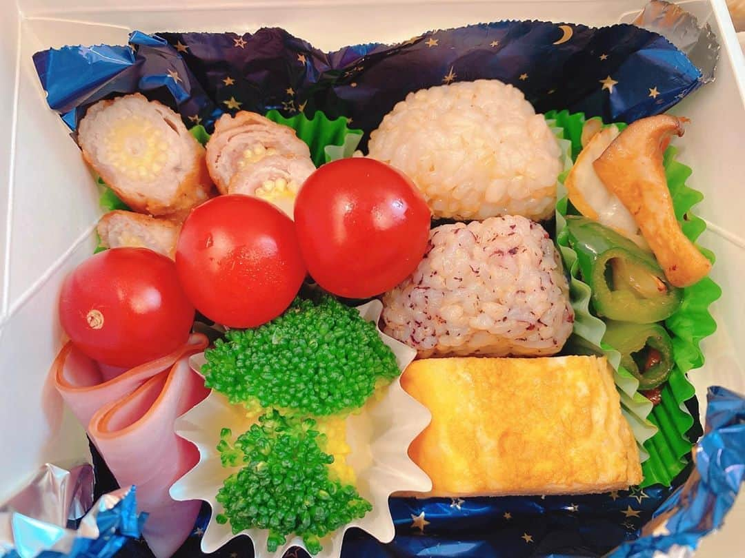 SHINOさんのインスタグラム写真 - (SHINOInstagram)「久々のお弁当づくり🍱 #お弁当 #オベンタグラム #おべんたぐらむ #お弁当作りってたのしい #ヤングコーン豚ロース巻 #だし巻き #ピーマンキャベツエリンギ炒め #ハム #ブロッコリ #プチトマト #デザート　は #マンゴー @fruitsfamily0913 さんとこで♡ #新物 #甘くて美味しい #いちご #女子4人でわけっこ #早い者勝ち #たのしくいただきました #おいしかったぁ  #SHINO_lunchbox」3月20日 18時54分 - shino0605