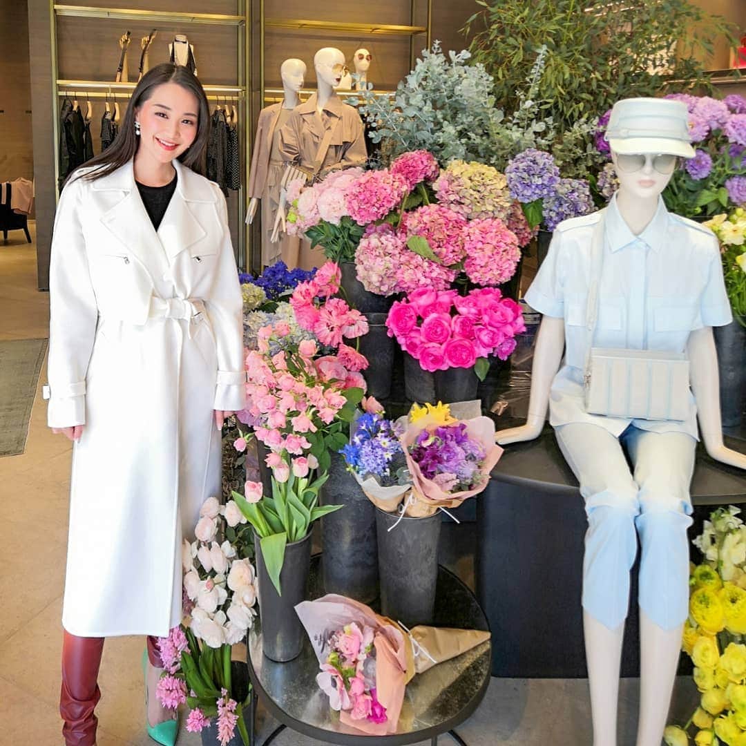 Miyu Toyonagaのインスタグラム：「🌸With this @maxmara coat and those flowers, think good way to welcome the spring.  #maxmara  #MaxMaraSS20  今日は春のようなポカポカ陽気  マックスマーラ青山店へ2020年春夏コレクションを覗きに🌸  やっぱりコートはマックスマーラが好き🥀  明日は銀座三丁目店にて1日限りのフラワーマーケットが開催されるみたいで当日商品を購入するとフレッシュなフラワーブーケのプレゼントがあるみたい💐」