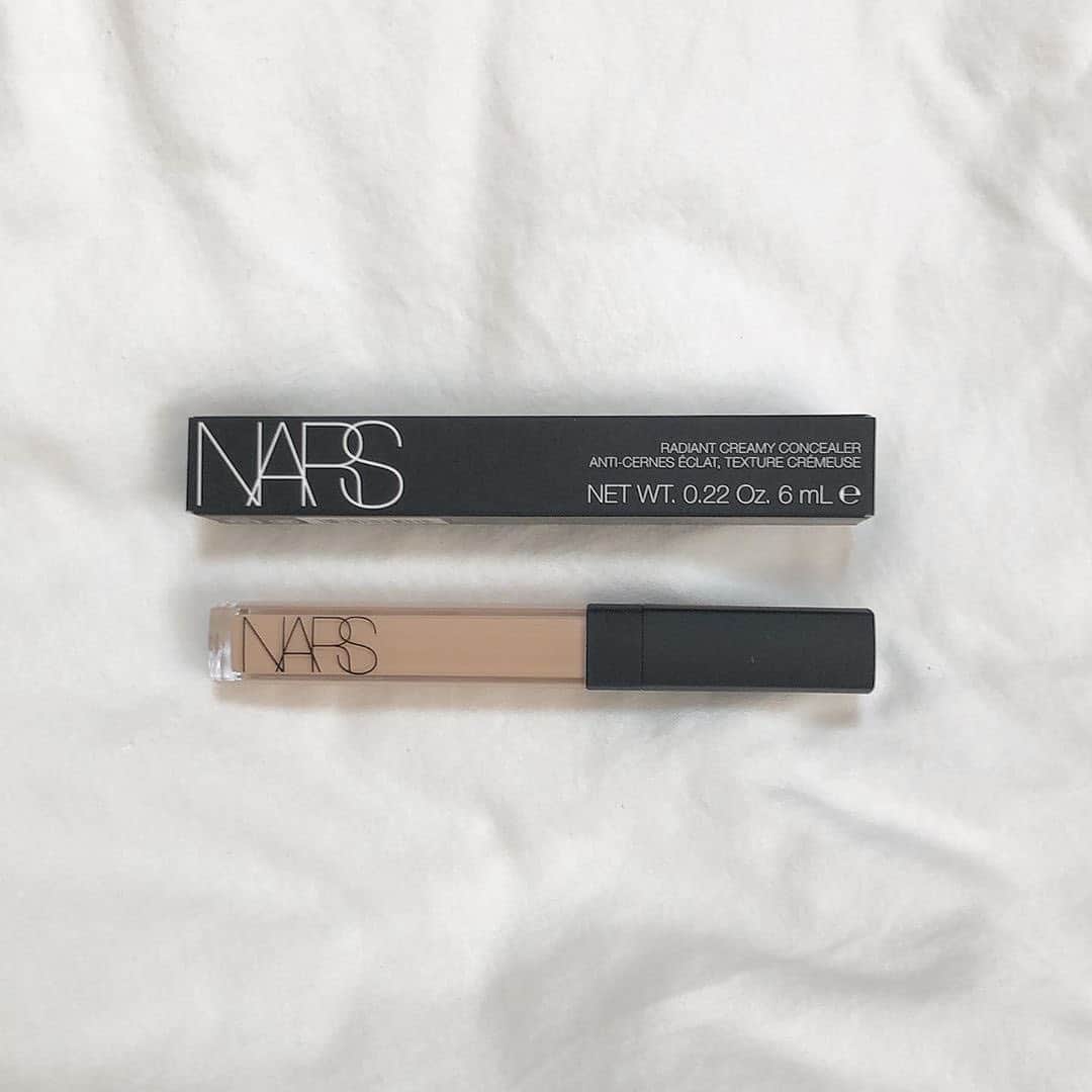 のインスタグラム：「. カバー力があるNARS(ナーズ)のコンシーラー🌟﻿ 立体感などを演出し、肌の色ムラや肌悩みが気にならなくなるかも❗️❓﻿ 全12色あるので、自分の肌に合うカラーが見つかるでしょう🎶明るめの色を選んで、ハイライトとして仕込むのもあり✌️﻿ ﻿ ＜商品名＞﻿ NARS ラディアントクリーミーコンシーラー﻿ ﻿ photo by @c.cosme_﻿ 素敵な写真をありがとうございます📸💕﻿ ﻿ ﻿ HowTwoでは、プレゼントキャンペーンを実施予定🎁﻿ ぜひ、@howtwo_tv をフォローしてね✨﻿ ﻿ また、HowTwoでは紹介するコスメを募集中💄﻿ #HowTwo もしくは @howtwo_tv でタグ付けしてね💕﻿」