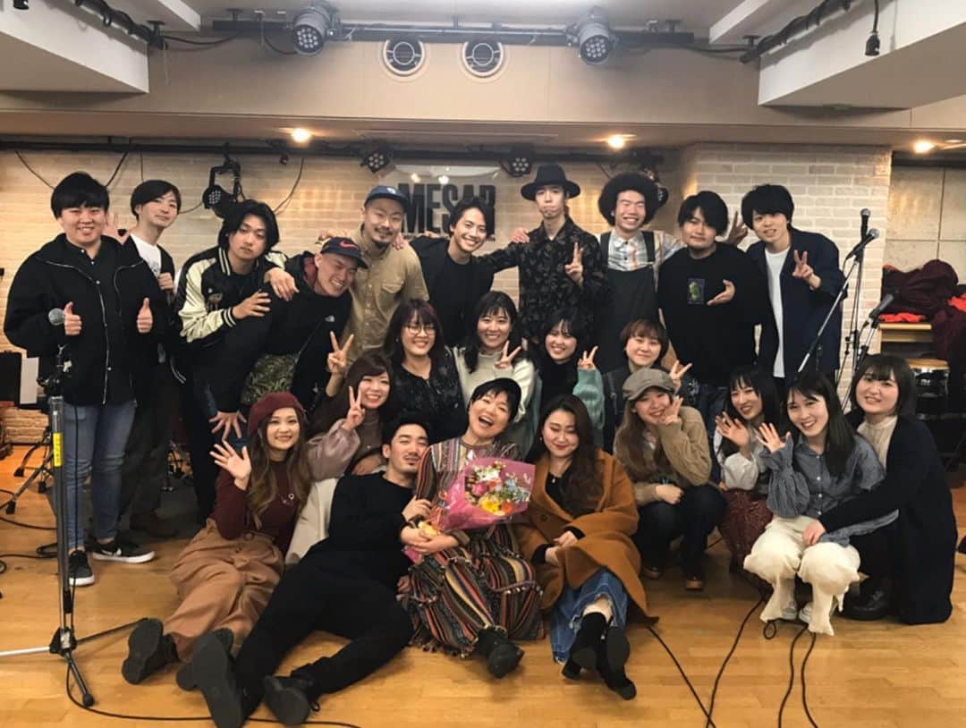 有坂美香さんのインスタグラム写真 - (有坂美香Instagram)「#音楽学校メーザーハウス 3.19.2020 閉校。  私は2010年から2020年、途中産休も含みますが丁度10年勤めさせていただきました。 まだまだなのですが、私を　先生にしてくれて有難うございました。  ここでの出逢い、思い出、沢山の経験が　今の私とこれからの私の人生の土台です。ここでの経験、出逢いは何にも変えられない宝物です。 きっとそれは、卒業生の皆さんが思っている以上に私にとって素晴らしい経験でした。  メーザーは本当に良い学校でした。 10年前初めてメーザーに行った日に受けた印象は、教員とスタッフが一丸となって、生徒達をいかにプロの現場に送り出すのか、、という事にフォーカスしていて、その姿勢は10年間ブレることが無かったです。  この歴史ある専門学校の一員でいれたことを誇りに思います。 推薦、紹介してくださった富樫先生、アドバイスや背中を押して下さった増村さん、本当にありがとうございました‼️ 最後の数日、卒業生が沢山訪ねて来てくれました。何年ぶりに会う人もいて、本当に嬉しかったです。  そして、この日生徒達が花束をくれたのですが、一本ずつ種類も色も違う花達でした。  それは'自分達一人ひとりバラバラだけど、それぞれの色形で頑張っていきます' というメッセージ。  バンドとのセッションでフリースタイルのラップと共にプレゼントしてくれて、本当に感動しました。😭 メーザーは終わってしまいましたが、またいつか、会いましょう‼️ ここでの経験は私の中で生き続けます。  そして、私の'教えていく人生'の第二幕が始まり。  メーザーハウスの皆さま、10年間本当にお世話になりました。 ありがとうございました‼️ #有坂クラス #有坂美香 #音楽学校メーザーハウス」3月20日 18時56分 - mikaarisaka