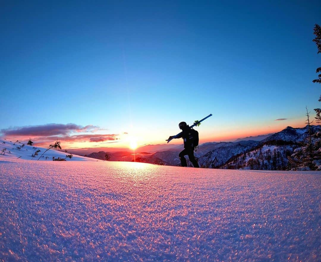 GoProさんのインスタグラム写真 - (GoProInstagram)「朝日をバックに雪山の絶景を独り占め。 📷 @genhosi + #GoProHERO8 Black ・ #GoProテク 💡: 1人で撮影する時はボイスコマンドが大きな味方。「GoPro、写真」の一言でRAWフォトを撮影可能👌 ・ ・ ・ #GoPro #GoProJP #GoProSnow #GoProのある生活 #スキー #苗場 #苗場スキー場 #朝日 #朝焼け #スキー場 #スキーリゾート」3月20日 19時11分 - goprojp