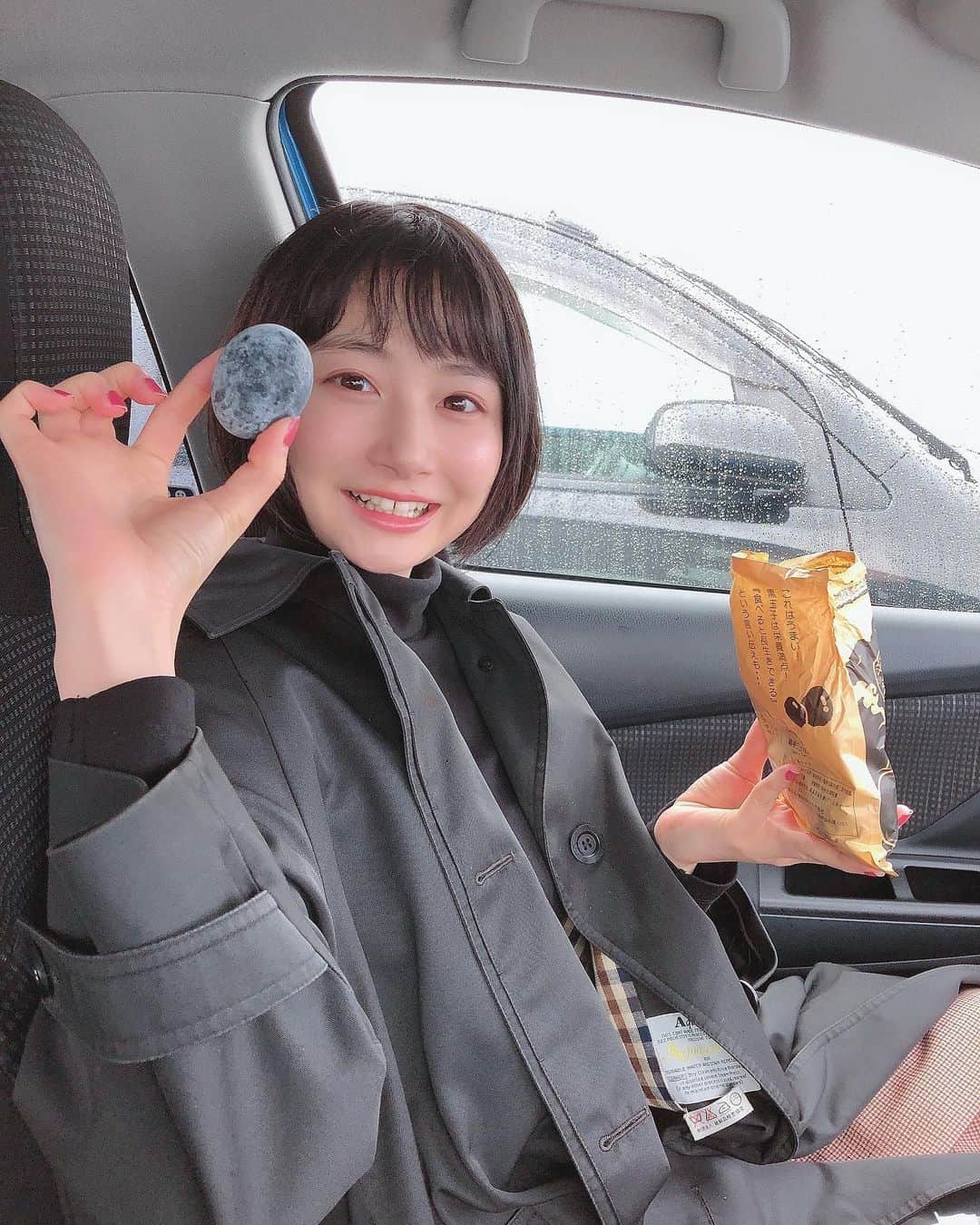 小室ゆらさんのインスタグラム写真 - (小室ゆらInstagram)「.﻿ ﻿ ﻿ 友達と箱根に行ったときの ︎︎︎︎✌︎﻿ 大雨で髪の毛がくっしゃくしゃですが﻿ そこは見なかったことに…🌧🌧﻿ ﻿ #大涌谷 の #黒たまご 🥚﻿ 実はロケでも食べたことあるんだけど、﻿ 1つ食べると7年寿命が伸びるらしい👼🏻♥﻿ ﻿ 美味しくて有難いたまごだなあ🤤﻿ ﻿ ﻿ .」3月20日 19時09分 - komuro_yura_official