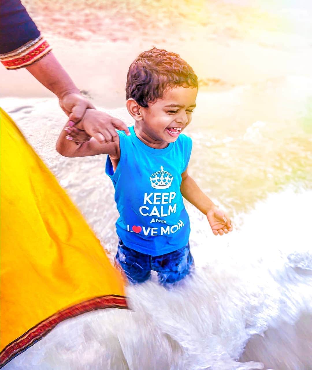 Nikonのインスタグラム：「MOM, a Beautiful Soul who tolerated Immense Pain, Mood Swings & Sleepless Nights just to bring me to this world.  Her Unconditional Love is immeasurable & she is always there to hold my hands and walk me through this spooky world. With her by my side, I would fear no Storms or Waves and be Cheerful and Strong as I'm in this timeless picture.  #shotononeplus #chennai #chennaidiaries #chennaiponnu」