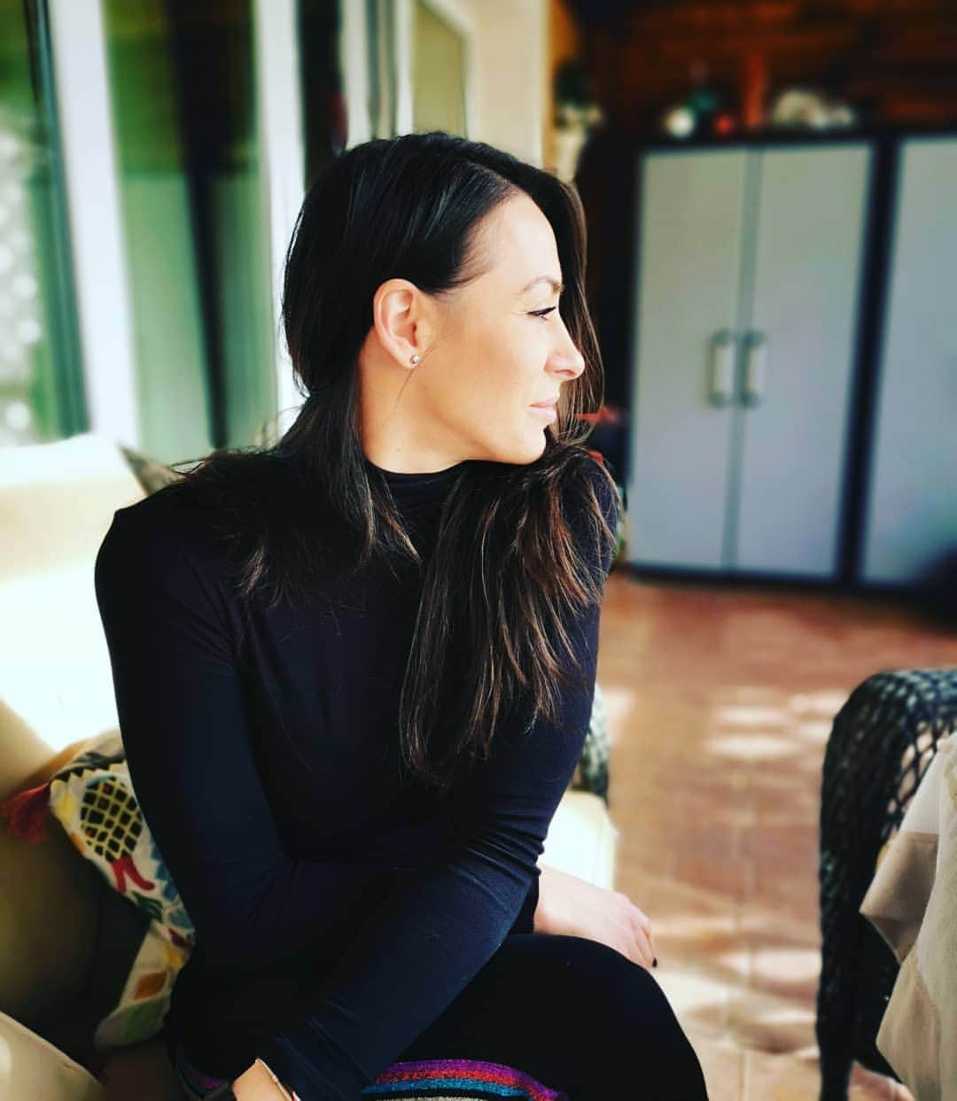 カタリナ・ポノルのインスタグラム：「Stiu ca e o perioada grea pentru toata lumea, dar nu trebuie sa ne pierdem optimismul si zambetul. Avand grija de noi si de cei din jurul nostru, evitand sa iesim din case si ascultand sfaturile autoritatilor, vom trece mai repede peste incercarea asta grea. Eu stau acasa si fac tot ce pot pentru a-mi proteja sanatatea, ca asta e cea mai de pret medalie a noastra. Aveti grija de voi si zambiti! 😊#stayhome @cosmopolis_bucuresti #staysafe #smile #totulvafibine」