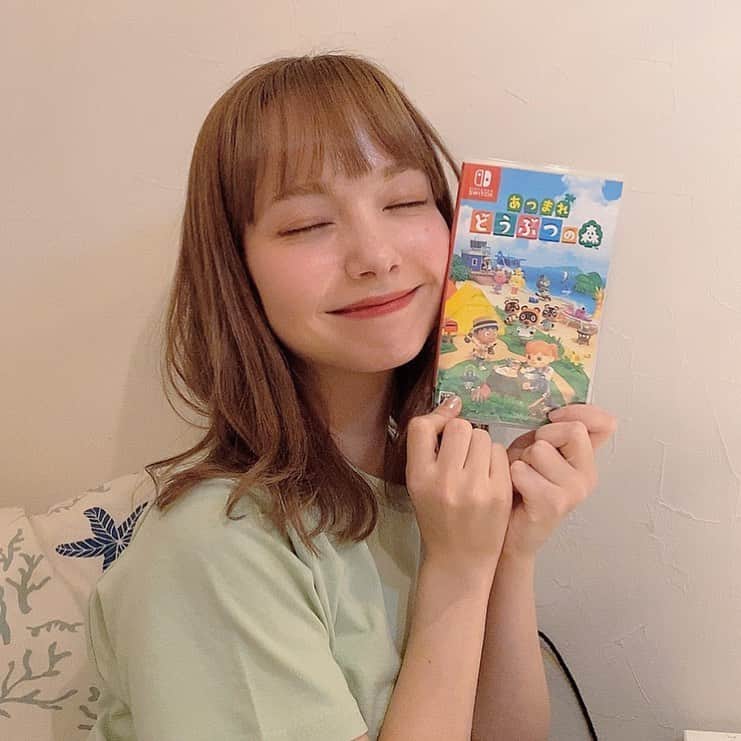 柴田あやなのインスタグラム：「つ！い！に！あつまれどうぶつの森発売！！！やったー！！！！まってたよー！！！！ ということで本日20時にYouTubeであつ森のプレイ動画を出します🐻❤️プレゼント企画もあるのでぜひ見てください〜！ もう早くやりたくてタクシーの中でもやってた（笑）」