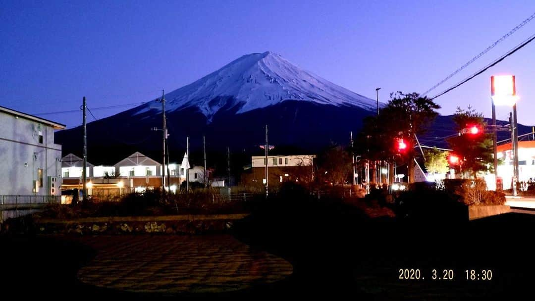 武藤愛莉さんのインスタグラム写真 - (武藤愛莉Instagram)「山梨到着！！！ やっぱり富士山綺麗だなぁ😍💕 #富士山 #富士山🗻  #富士山が好き  #富士山好き  #富士山のある風景  #富士山きれい  #富士山が見える場所  #山梨  #山梨観光  #山梨散歩 #夕方  #夕方の空  #夕方の風景  #夕方散歩  #夕方さんぽ  #夕方の１枚  #夕方の景色」3月20日 19時47分 - i_am_muuuua