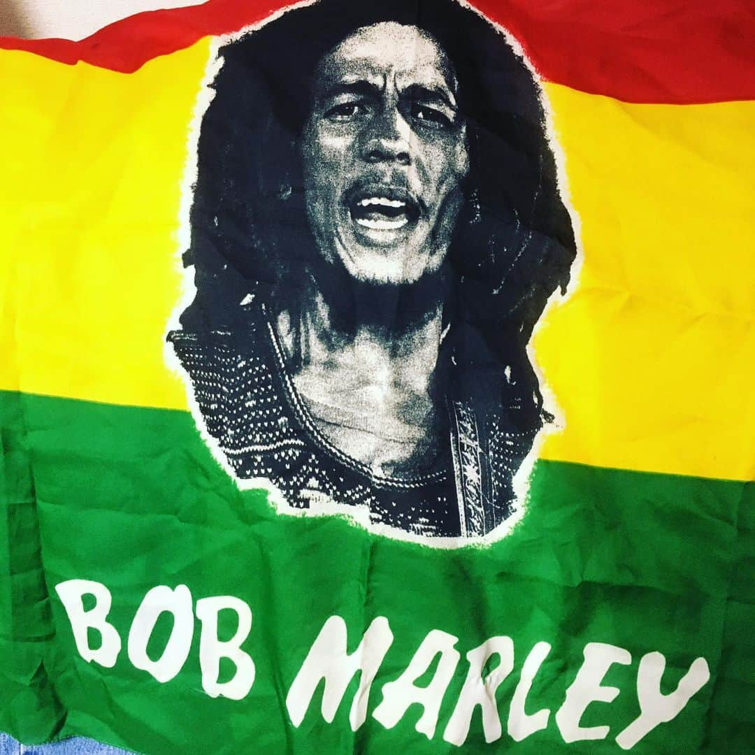 斉藤伸也のインスタグラム：「なぜか親父がくれたでけえボブマーリーのタペストリー  #bobmarley #reggae #rasta #getup #standup」