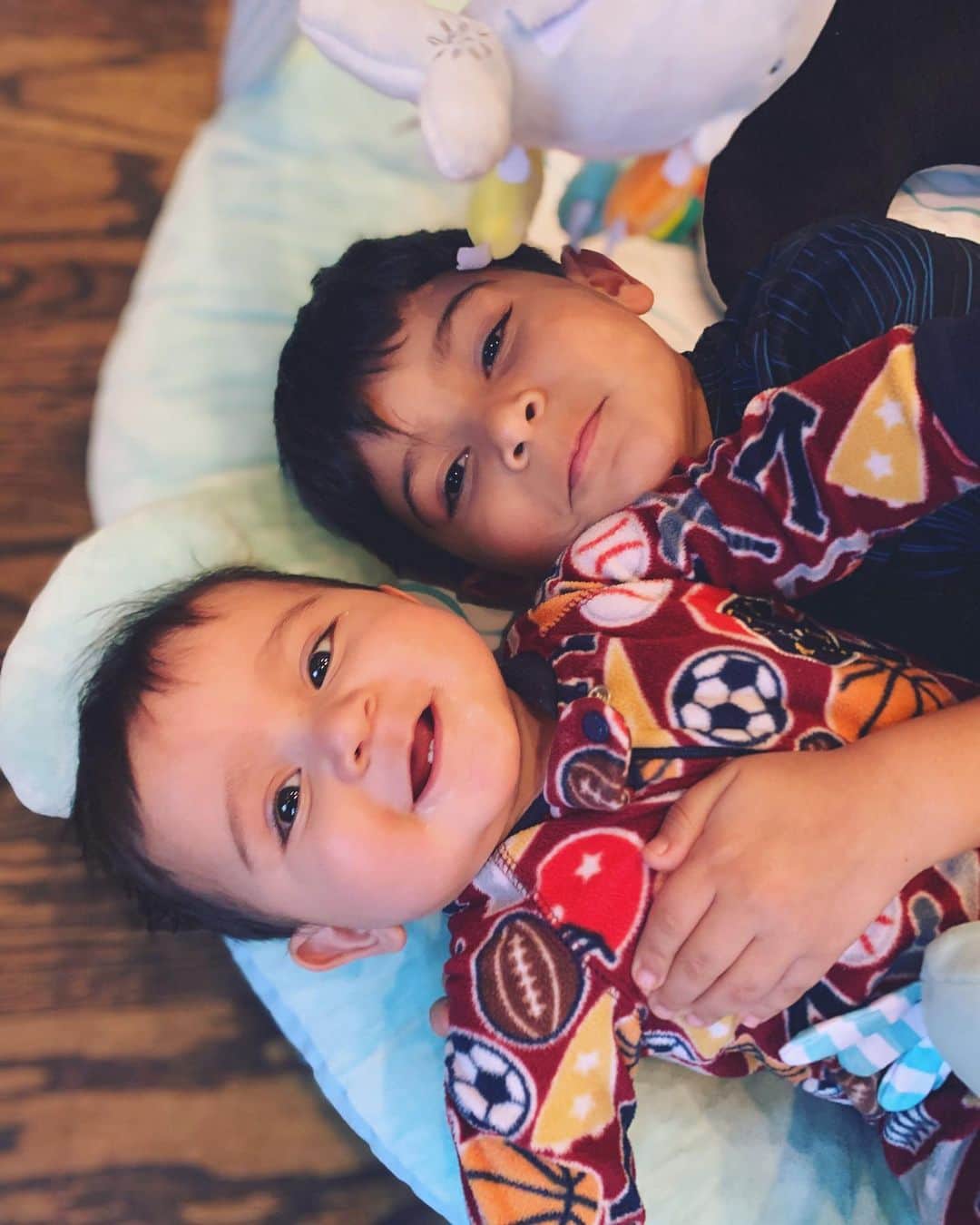 ニコール・ ポリッツィのインスタグラム：「Here’s some cute tan nuggets enjoying staying home! 🥰🙏🏽 #MyBabes #ProudMawma #AloneTogether」