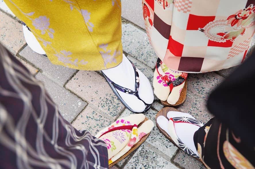 松浦彩さんのインスタグラム写真 - (松浦彩Instagram)「荘内神社へ参拝。 わたしはいつも神さまに心の中で自己紹介をしてから、叶えたいことをお伝えしています🙏🏻💭　#神主の娘 ⠀ 水に浮かべると文字が浮かびあがる水みくじ、春仕様でとても綺麗でした💐 ⠀ ⠀ 🌸鶴岡桜まつり @tsuruoka_machiaruki  #桜着物さんぽ 追記：2020年の桜着物さんぽは中止となりました。 ⠀ 撮影地 #荘内神社 @shonaijinja ⠀ photo by @s_m_i_l_e_p_e_a_c_e ⠀ ⠀ #cooljapan #kimonostyle #着物 #きもの #きもの女子 #カジュアル着物 #和装 #絹織り #日本の春 #山形 #yamagata #tsuruoka #鶴岡市 #着物レンタル #着物女子 #東北観光 #山形観光 #鶴岡観光 #まちあるき #神社めぐり #神社参拝 #神社が好き #お詣り#おみくじ #水みくじ⠀#旅行好き女子 #松浦彩」3月20日 11時03分 - ayamatsuura.s
