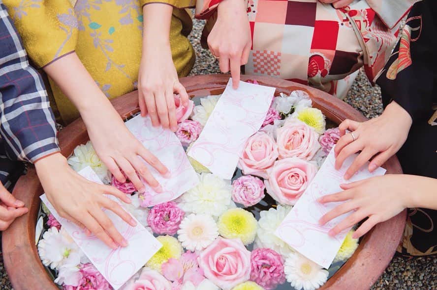 松浦彩さんのインスタグラム写真 - (松浦彩Instagram)「荘内神社へ参拝。 わたしはいつも神さまに心の中で自己紹介をしてから、叶えたいことをお伝えしています🙏🏻💭　#神主の娘 ⠀ 水に浮かべると文字が浮かびあがる水みくじ、春仕様でとても綺麗でした💐 ⠀ ⠀ 🌸鶴岡桜まつり @tsuruoka_machiaruki  #桜着物さんぽ 追記：2020年の桜着物さんぽは中止となりました。 ⠀ 撮影地 #荘内神社 @shonaijinja ⠀ photo by @s_m_i_l_e_p_e_a_c_e ⠀ ⠀ #cooljapan #kimonostyle #着物 #きもの #きもの女子 #カジュアル着物 #和装 #絹織り #日本の春 #山形 #yamagata #tsuruoka #鶴岡市 #着物レンタル #着物女子 #東北観光 #山形観光 #鶴岡観光 #まちあるき #神社めぐり #神社参拝 #神社が好き #お詣り#おみくじ #水みくじ⠀#旅行好き女子 #松浦彩」3月20日 11時03分 - ayamatsuura.s