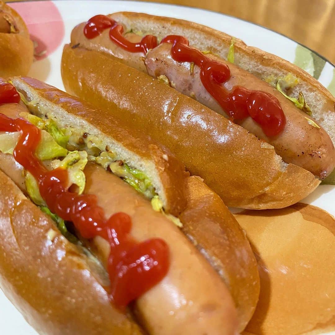 野間美由紀のインスタグラム：「ホットドッグでブランチ。キャベツはマヨネーズ炒めです。」