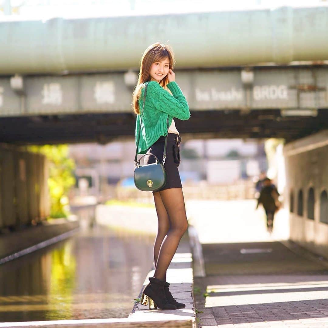 のインスタグラム：「・ ・ いいお天気✨ すごく変な夢を見ました😳 ・ ・ #撮影#撮影会#モデル#model#ファッション#おしゃれ#fashion#コーデ#コーディネート#カーディガン#緑#ストッキング#パンスト#ショートブーツ#バッグ#茶髪#ロングヘアー」