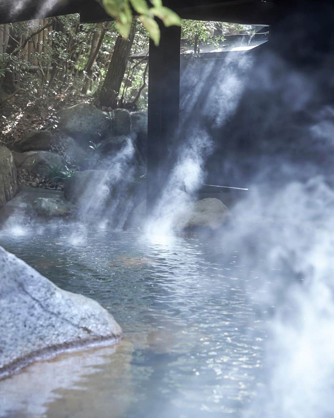 のインスタグラム：「本日は雲一つない青空の黒川温泉です。露天風呂の水面がキラキラとまぶしいほど。﻿ ﻿ この3連休は後半になるにつれて天気が崩れる予報です。明後日の黒川地区の野焼き、無事に開催されますように（2週間先送りになっています）。﻿ ﻿ #黒川温泉 #南小国 #阿蘇 #露天風呂 #景観 #温泉 #旅館  #湯巡り #温泉旅館  #温泉旅行 #温泉巡り #湯あかり  #kurokawaonsen #aso #hotsprings #ryokan  #japantrip #bestjapanspics #onsen #Japanesestyleinn #greatview #satoyamalandscape #onsenryokan #hotspringsnationalpark #hotspringstour #traditionaljapanesestyle #onsenjapan #onsenislandkyushu  #hotspringsnationalpark #hotspringsvillage」
