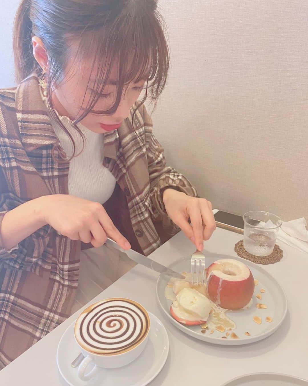 深川舞子さんのインスタグラム写真 - (深川舞子Instagram)「ずっと行ってみたかった カフェに行けました😊  焼きリンゴにバニラアイスの 組み合わせは最高すぎる、、、 お洒落すぎて食べることに必死😂 カフェモカのグルグルも可愛い！ どちらも美味しすぎてまた行くことを速攻で決めた笑  #そふ珈琲  #福岡カフェ  #焼きリンゴ」3月20日 11時07分 - f.maiko_0705