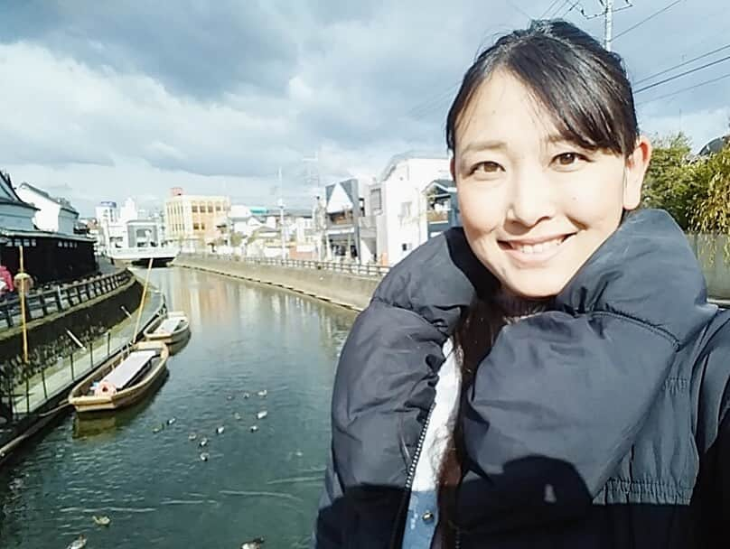 女子アナ47さんのインスタグラム写真 - (女子アナ47Instagram)「元西日本放送&テレビ愛知アナウンサーの菊池優アナウンサーのリポートです。 菊池アナウンサーは栃木県出身で、「とちぎ未来大使」や「栃木市ふるさと大使」を務めています。  ご紹介するのは観光遊覧船について！ この遊覧船は去年、台風１９号の大きな被害を受け、一度は流されて壊れてしまいました。 しかし東京オリンピック・パラリンピックの聖火リレールートに決まったことで 川の整備が急ピッチで進められ、遊覧船の運航も再開されています。  もっと詳しい内容はプロフィールのＵＲＬから「４７発信プロジェクト」をご覧ください！  #女子アナ４７　#女子アナ発信プロジェクト　#アナウンサー　#フリーアナウンサー　#女子アナ　#地方創生　#地方創生アナウンサー　#司会者　#聖火リレー　#栃木県　#栃木市　#巴波川　#観光遊覧船　#台風19号からの復興　#絆　#栃木市ふるさと大使　#とちぎ未来大使」3月20日 11時24分 - jana47com