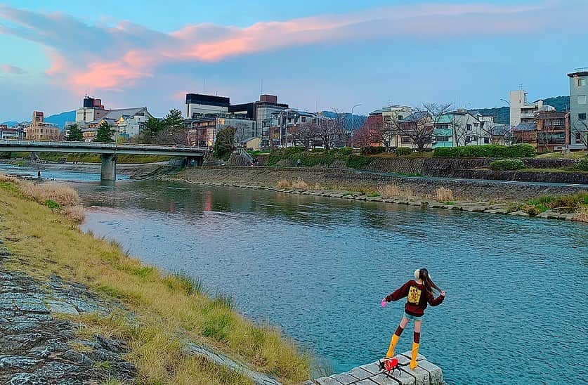 のインスタグラム：「綺麗な夕焼け空を眺めながら京都鴨川沿いの遊歩道を愛蘭たんと一緒にお散歩タイム🎶﻿ ﻿ お昼頃は雨が降ってたからお気に入りの黄色いレインブーツCODE🥰💕 ﻿ ﻿ #japan﻿ #日本﻿ #kyoto ﻿ #京都﻿ #四条﻿ #鴨川﻿ #鴨川沿い﻿ #遊歩道﻿ #お散歩﻿ #お散歩タイム﻿ #愛犬﻿ #夕焼け﻿ #夕焼け空﻿ #rainyday ﻿ #雨﻿ #rainboots ﻿ #レインブーツ﻿ #code﻿ #jimmychoo ﻿ #hunter ﻿ #コラボ﻿ #限定﻿ #限定商品﻿ #黄色﻿ #yellow ﻿ #お気に入り﻿」