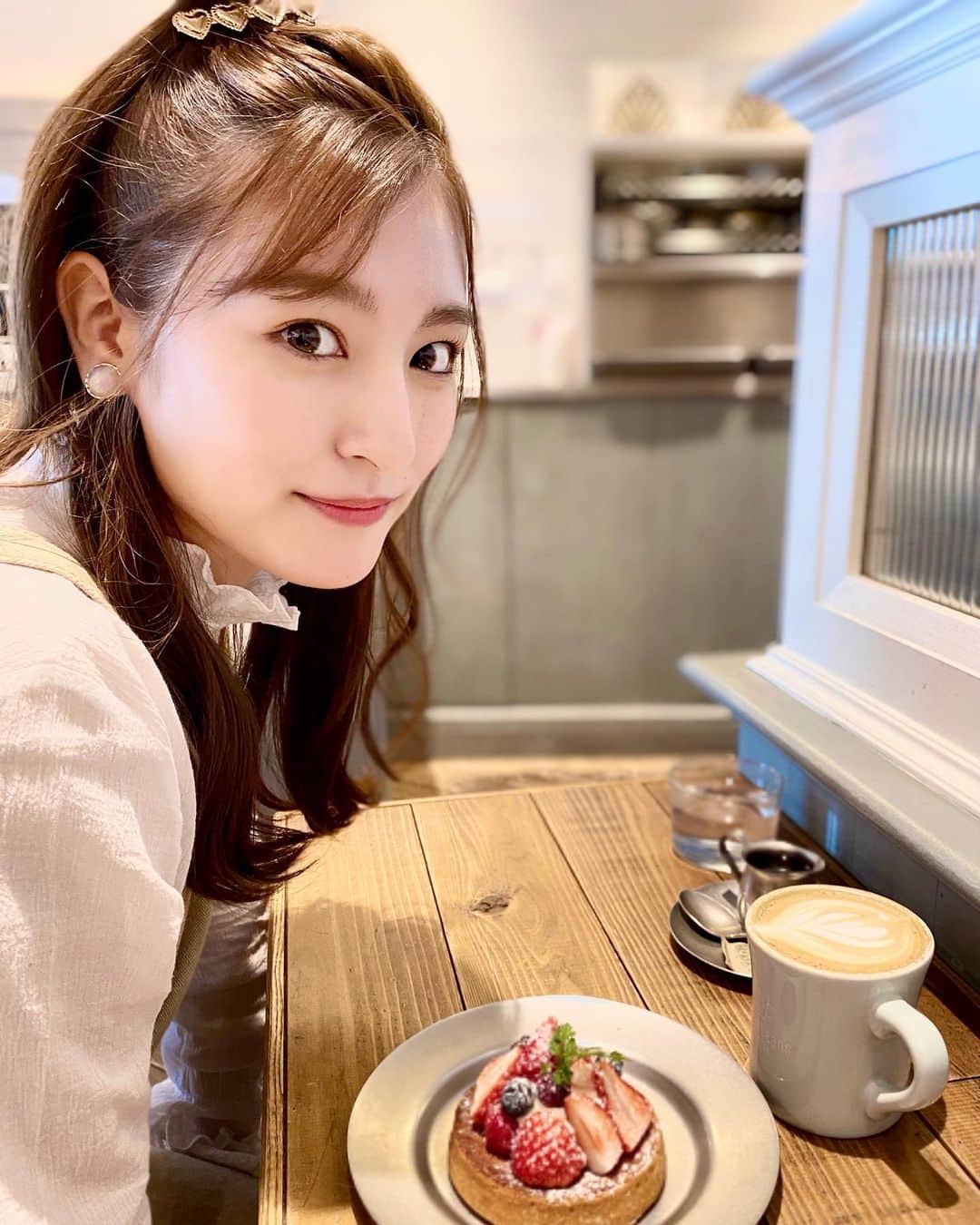 森高愛さんのインスタグラム写真 - (森高愛Instagram)「私にはまだまだカフェオレは大人の味でした🧁☕️」3月20日 11時45分 - ai_moritaka_official