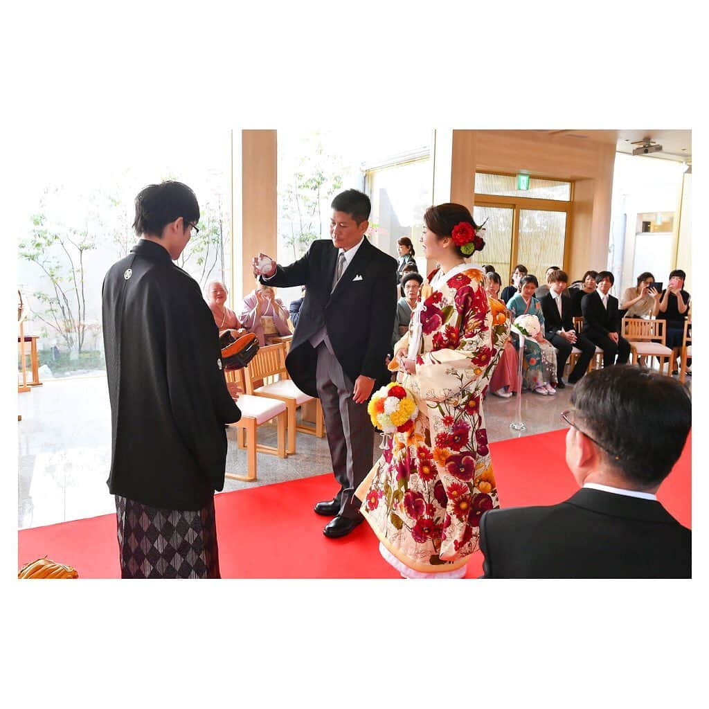 八雲迎賓館 【結婚式 パーティ 記念日 人生儀礼】福井さんのインスタグラム写真 - (八雲迎賓館 【結婚式 パーティ 記念日 人生儀礼】福井Instagram)「. . 「野球」をテーマに 和の人前式を挙げられたおふたり。 . 新婦様の入場では、お母様からブーケを受け取り、お父様とともに新郎様のもとへ…。 お父様の手には野球ボールも。 新郎様の持つグローブへ、しっかりとボールを手渡し、新婦様の手もバトンタッチ。 . ホームベースやマウンドを再現する小物たちにもこだわりが詰まっています♡ . @yakumogeihinkan @photo_linx @modecollectionmiwa . . #八雲迎賓館 #八重垣之杜 #新郎新婦 #夫婦#和婚 #和の人前式 #人前式 #野球がテーマの結婚式  #⚾️ . #福井#結婚式 #福井の結婚式場 #色打掛#紋付袴 #自然光 #自然光の入る結婚式場 #水に囲まれた神殿 #八雲の卒花さん #人前式レポ #結婚式レポ #和婚をもっと盛り上げたい #福井のプレ花嫁さんと繋がりたい #全国のプレ花嫁さんと繋がりたい」3月20日 11時46分 - yakumogeihinkan