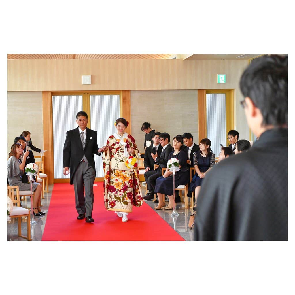 八雲迎賓館 【結婚式 パーティ 記念日 人生儀礼】福井さんのインスタグラム写真 - (八雲迎賓館 【結婚式 パーティ 記念日 人生儀礼】福井Instagram)「. . 「野球」をテーマに 和の人前式を挙げられたおふたり。 . 新婦様の入場では、お母様からブーケを受け取り、お父様とともに新郎様のもとへ…。 お父様の手には野球ボールも。 新郎様の持つグローブへ、しっかりとボールを手渡し、新婦様の手もバトンタッチ。 . ホームベースやマウンドを再現する小物たちにもこだわりが詰まっています♡ . @yakumogeihinkan @photo_linx @modecollectionmiwa . . #八雲迎賓館 #八重垣之杜 #新郎新婦 #夫婦#和婚 #和の人前式 #人前式 #野球がテーマの結婚式  #⚾️ . #福井#結婚式 #福井の結婚式場 #色打掛#紋付袴 #自然光 #自然光の入る結婚式場 #水に囲まれた神殿 #八雲の卒花さん #人前式レポ #結婚式レポ #和婚をもっと盛り上げたい #福井のプレ花嫁さんと繋がりたい #全国のプレ花嫁さんと繋がりたい」3月20日 11時46分 - yakumogeihinkan