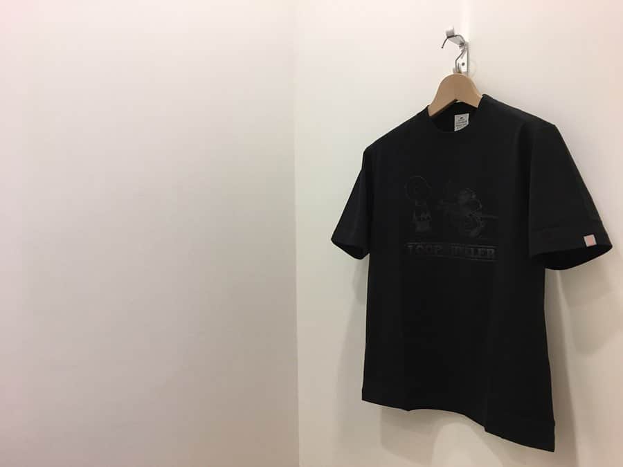 ループウィラーさんのインスタグラム写真 - (ループウィラーInstagram)「「SNOOPY SKI Tee」が入荷いたしました！  本日、SNOOPYのグラフィックが入りましたSNOOPY Tシャツ販売致します。  カラーはホワイト、マリン、ブラックの3カラーです。 サイズはカラーにもよりますが、XS〜XLの5サイズ、販売価格は9,900円(税込)となります。 ※こちらのアイテムは数に限りがございますので、カラー・サイズ問わずおひとり様1点のみとさせていただきます。 . ループウィラー店舗、スタッフ共、出来る限りの新型コロナウイルス対策をしながらの営業をさせていただいております。 皆さまもご無理のない範囲でお付き合いいただければと思いますのでどうぞよろしくお願いいたします。 本日 11:00-19:30でお待ちしております💁🏻‍♂️ . #ループウィラー #吊り編み #スウェット #定番 #日本製 #ループウィラー大阪 #lw大阪 #和歌山 #大阪 #南船場 #時尚 #옷스타그램 #오사카  #loopwheeler #tsuriami #sweat #sweatshirts#madeinjapan #lwosaka #japan #wakayama#osaka #minamisenba #wear #fashion」3月20日 11時41分 - loopwheelerosaka