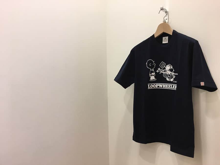 ループウィラーさんのインスタグラム写真 - (ループウィラーInstagram)「「SNOOPY SKI Tee」が入荷いたしました！  本日、SNOOPYのグラフィックが入りましたSNOOPY Tシャツ販売致します。  カラーはホワイト、マリン、ブラックの3カラーです。 サイズはカラーにもよりますが、XS〜XLの5サイズ、販売価格は9,900円(税込)となります。 ※こちらのアイテムは数に限りがございますので、カラー・サイズ問わずおひとり様1点のみとさせていただきます。 . ループウィラー店舗、スタッフ共、出来る限りの新型コロナウイルス対策をしながらの営業をさせていただいております。 皆さまもご無理のない範囲でお付き合いいただければと思いますのでどうぞよろしくお願いいたします。 本日 11:00-19:30でお待ちしております💁🏻‍♂️ . #ループウィラー #吊り編み #スウェット #定番 #日本製 #ループウィラー大阪 #lw大阪 #和歌山 #大阪 #南船場 #時尚 #옷스타그램 #오사카  #loopwheeler #tsuriami #sweat #sweatshirts#madeinjapan #lwosaka #japan #wakayama#osaka #minamisenba #wear #fashion」3月20日 11時41分 - loopwheelerosaka