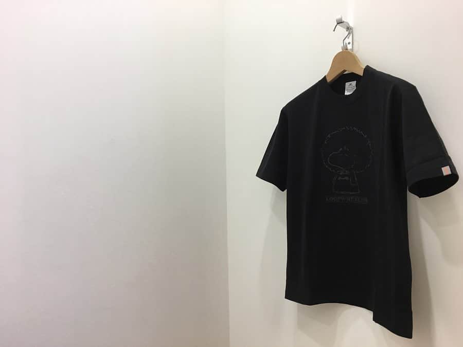 ループウィラーさんのインスタグラム写真 - (ループウィラーInstagram)「「WOODSTOCK Tee」が入荷いたしました！ . ウッドストックのグラフィックをプリントしましたTシャツを本日より販売致します。  カラーはホワイト、マリン、ブラックの3カラーです。 サイズはカラーにもよりますが、XS〜XLの5サイズ、販売価格は9,900円(税込)となります。 ※こちらのアイテムは数に限りがございますので、カラー・サイズ問わずおひとり様1点のみとさせていただきます。 . ループウィラー店舗、スタッフ共、出来る限りの新型コロナウイルス対策をしながらの営業をさせていただいております。 皆さまもご無理のない範囲でお付き合いいただければと思いますのでどうぞよろしくお願いいたします。 本日 11:00-19:30でお待ちしております💁🏻‍♂️ . #ループウィラー #吊り編み #スウェット #定番 #日本製 #ループウィラー大阪 #lw大阪 #和歌山 #大阪 #南船場 #時尚 #옷스타그램 #오사카  #loopwheeler #tsuriami #sweat #sweatshirts#madeinjapan #lwosaka #japan #wakayama#osaka #minamisenba #wear #fashion」3月20日 11時41分 - loopwheelerosaka