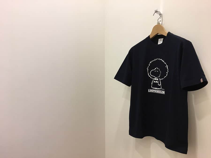 ループウィラーさんのインスタグラム写真 - (ループウィラーInstagram)「「WOODSTOCK Tee」が入荷いたしました！ . ウッドストックのグラフィックをプリントしましたTシャツを本日より販売致します。  カラーはホワイト、マリン、ブラックの3カラーです。 サイズはカラーにもよりますが、XS〜XLの5サイズ、販売価格は9,900円(税込)となります。 ※こちらのアイテムは数に限りがございますので、カラー・サイズ問わずおひとり様1点のみとさせていただきます。 . ループウィラー店舗、スタッフ共、出来る限りの新型コロナウイルス対策をしながらの営業をさせていただいております。 皆さまもご無理のない範囲でお付き合いいただければと思いますのでどうぞよろしくお願いいたします。 本日 11:00-19:30でお待ちしております💁🏻‍♂️ . #ループウィラー #吊り編み #スウェット #定番 #日本製 #ループウィラー大阪 #lw大阪 #和歌山 #大阪 #南船場 #時尚 #옷스타그램 #오사카  #loopwheeler #tsuriami #sweat #sweatshirts#madeinjapan #lwosaka #japan #wakayama#osaka #minamisenba #wear #fashion」3月20日 11時41分 - loopwheelerosaka