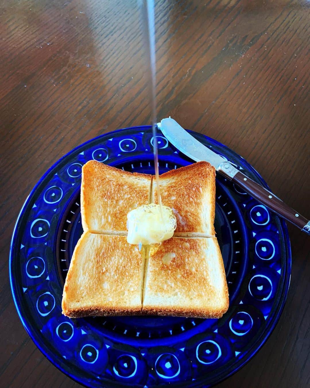志摩有子さんのインスタグラム写真 - (志摩有子Instagram)「よく晴れて気持ちがいい朝。トリュフベーカリーの角食をトーストして、コロラド土産のハチミツをたっぷり。コロラドはハチミツの名産地と聞いて買ってきた。クローバーのハチミツ、サッパリとクセがなく美味しい。トリュフベーカリーの角食は驚くべき柔らかさ。トーストするとカリッ、ふわっ、もちっ。うま。 #ハチミツトースト #トリュフベーカリー広尾 #コロラド土産 #arikoのパン #春のパン祭り」3月20日 11時43分 - ariko418