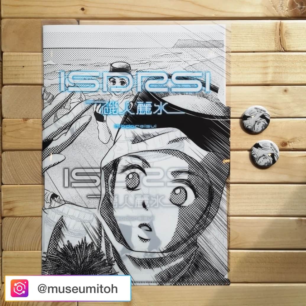 ひうらさとるのインスタグラム：「【展覧会のお知らせ】 @kiac_insta  城崎国際アートセンター 豊岡市立美術館－伊藤清永記念館－ @jpn.mgl_museum 日本・モンゴル民族博物館共同企画展 「ISDRSI磯人麗水」が開幕しました。 来館者には漫画家・ひうらさとる先生画のメインビジュアルが入ったクリアファイル、お子さまには缶バッジを配布します。（数量限定！） * 本日3/20のみ入館無料、オープニングイベントも開催します。 13：30～セレモニー 14：00～フォーラム「グローバル時代における地域文化資源の活用」 * 「ISDRSI磯人麗水」 3/20（金）～4/19（日） 会場：豊岡市立美術館－伊藤清永記念館－、旧喫茶麗水 * #isdrsi磯人麗水 #出石 #出石観光 #豊岡 #城崎 #但馬 #城崎国際アートセンター #日本モンゴル民族博物館 #豊岡市立美術館 #izushi #toyooka #kinosaki #artmuseum」
