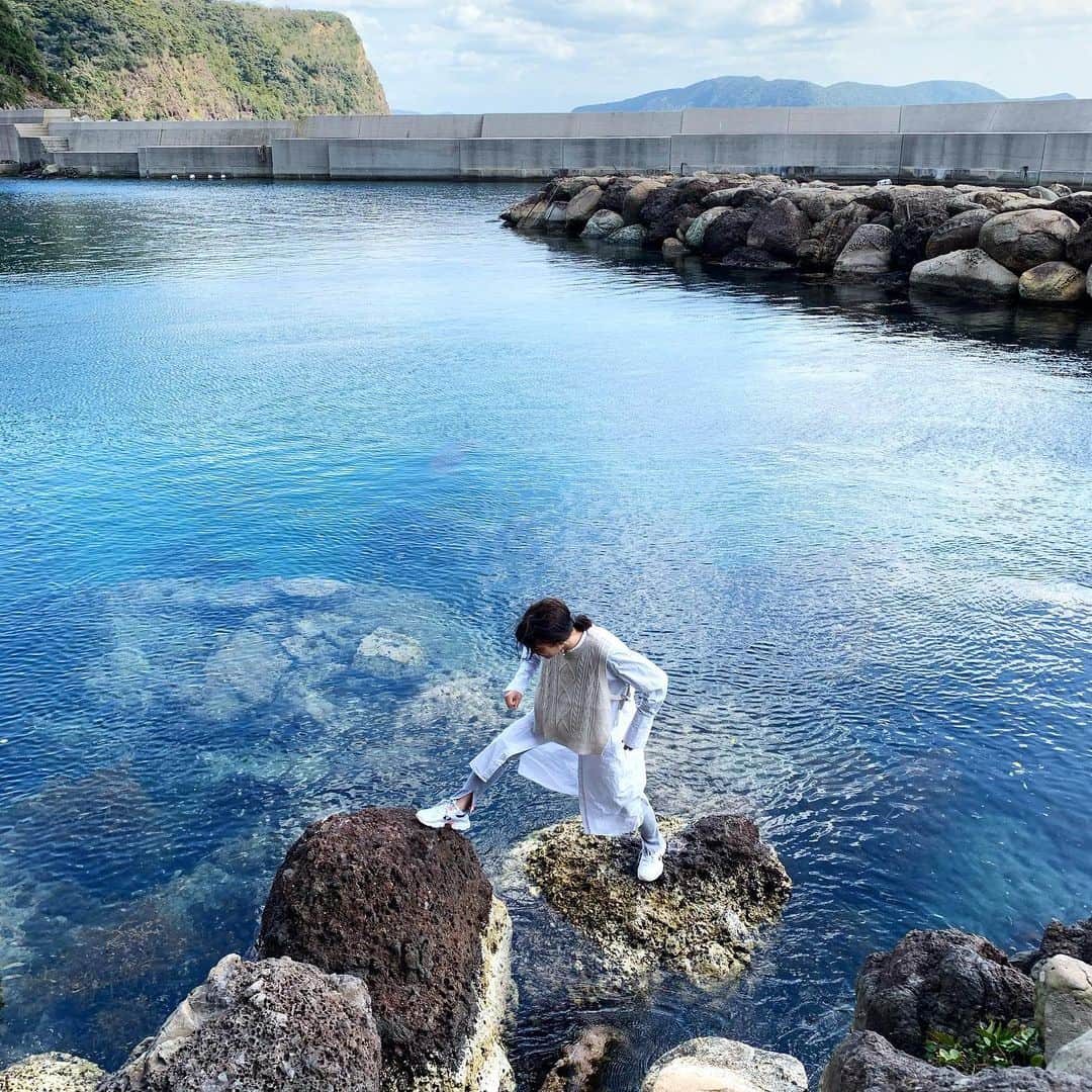 井手上漠さんのインスタグラム写真 - (井手上漠Instagram)「🔵🔵🔵 #季節関係なく #きれいな海はいいねぇえ」3月20日 11時47分 - baaaakuuuu
