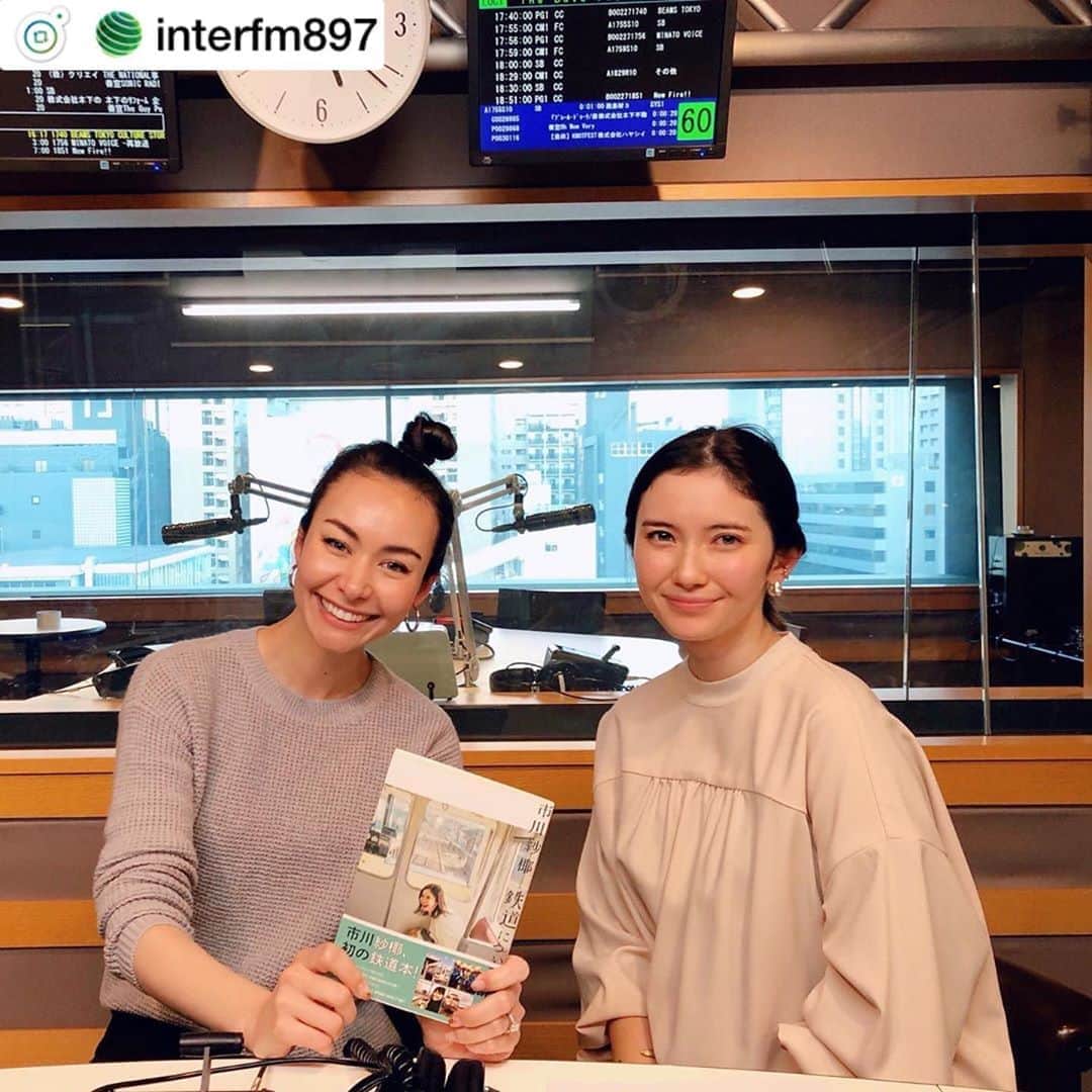 のインスタグラム：「Sat 2pm- 表参道Ao 10th Anniversary Presents Oshare Life﻿ ﻿ 今回のゲストは、女優・モデルの市川紗椰（@sayaichikawa.official）さん。﻿ ﻿ 鉄道ファンとしても知られる市川さん。表参道駅を走る銀座線や、実際に足を運んで見学されたという今年開業予定の「ホノルル鉄道」の話など、国内外の鉄道事情や豆知識が次々と飛び出しました。また、鉄道旅とあわせて楽しんでいる食べ歩きについても。最近デビューされた市川さんのインスタには美味しそうな写真がたくさんアップされています。﻿ ﻿ そんな市川さんの初の鉄道本「鉄道について話した。」は3月5日から発売されています。さらに色々な鉄道エピソードが詰まっていますので、ぜひチェックを！﻿ ﻿ #表参道Ao #オシャレ897 #市川紗椰 #鉄道 #Shaula #InterFM897﻿」