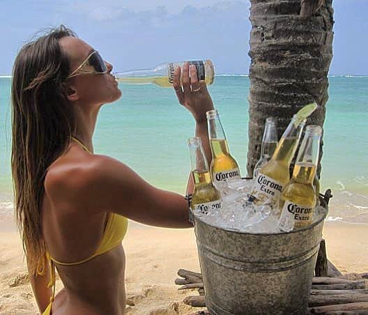 シャーニ・ヴィンソンのインスタグラム：「Remember when #corona was a good thing? 🍺  #fbf #coronavirus #covid_19」