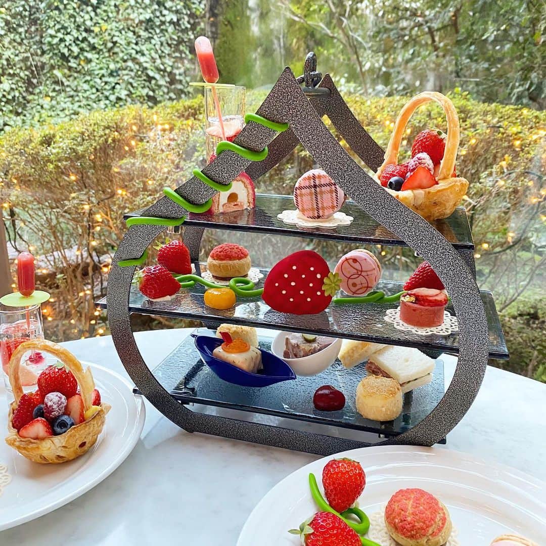 末井櫻子のインスタグラム：「🍓 ． ． ． お庭を眺めながら優雅にアフタヌーンティーは 贅沢すぎました☺️☺️🍓 ． ．　 迷ってる方は絶対行くべき❤︎ ． ． 写真のセンスが皆無なので、 １枚目はお友達が撮ったのを拝借🙏🏻笑 ． ． ． #リーガロイヤルホテル大阪  #苺のロイヤルアフタヌーンティー  #アフタヌーンティー  #大阪アフタヌーンティー  #大阪カフェ #大阪カフェ巡り」