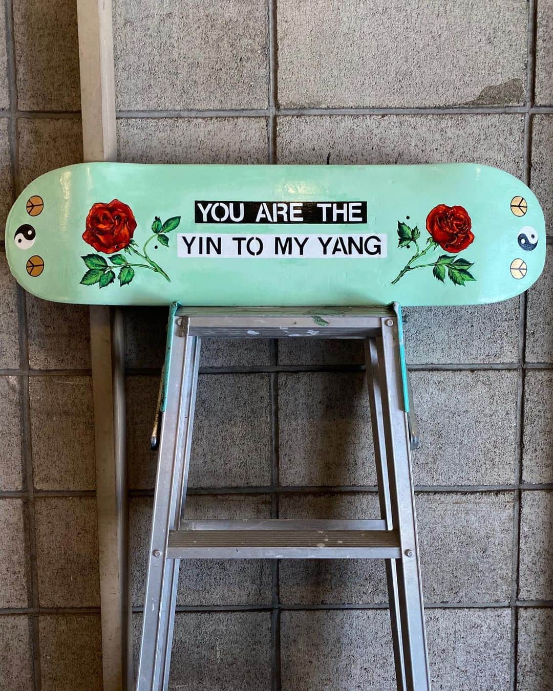 MiChiのインスタグラム：「May we find the courage to find peace, balance, compassion and connection even through all this madness 🙏🤍 #art#skateboardart#yinyang#artistlife#quotes#love#skateboard#reuserecycle」