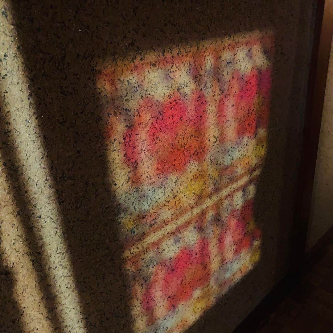 サトウヒロコさんのインスタグラム写真 - (サトウヒロコInstagram)「DIY報告。  ふすまをリメイクしました◎ ふすまのガラス部分。 1枚割れてしまった部分に、 ステンドガラス風のシートを貼ったよ。シールとして貼らず、そのまま両面テープで‼️ 100均DIY最強説✨✨ 廊下の砂壁に色が反射して綺麗❣️ #サトウヒロコ #初めてのDIY #DIY  #DIY女子  #ふすまリメイク  #ステンドガラス風  #カッティングシート #100均  #100均DIY」3月20日 12時30分 - satohiroko1208