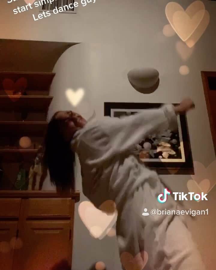 ブリアナ・エヴィガンのインスタグラム：「It’s on @tiktok I took a really long time. There’s a lot on here and it stressed me out how to even start. But let’s dance guys. 10 days home. Feeling you all from afar!!!! #brianaevigan1 on the Tok. Also I’m watching people videos for the first time and am blown away by the creativity! How do you use this thing!!!!????」