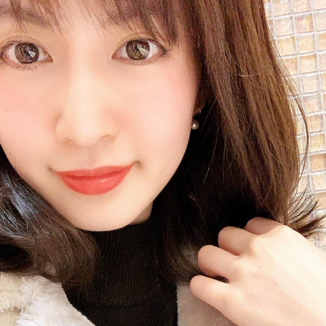 浜田真衣のインスタグラム：「この前、少し春らしい髪色に変えてみました🌸 本当はね、本当はショート× シルバー色にしたいんだけどまだ勇気が出ないからブラウンで😇笑  #春スタイル #春好きな人と繋がりたい #浜田真衣 #monaカフェ #instalike #japanese #haircolor #ヘアカラー」