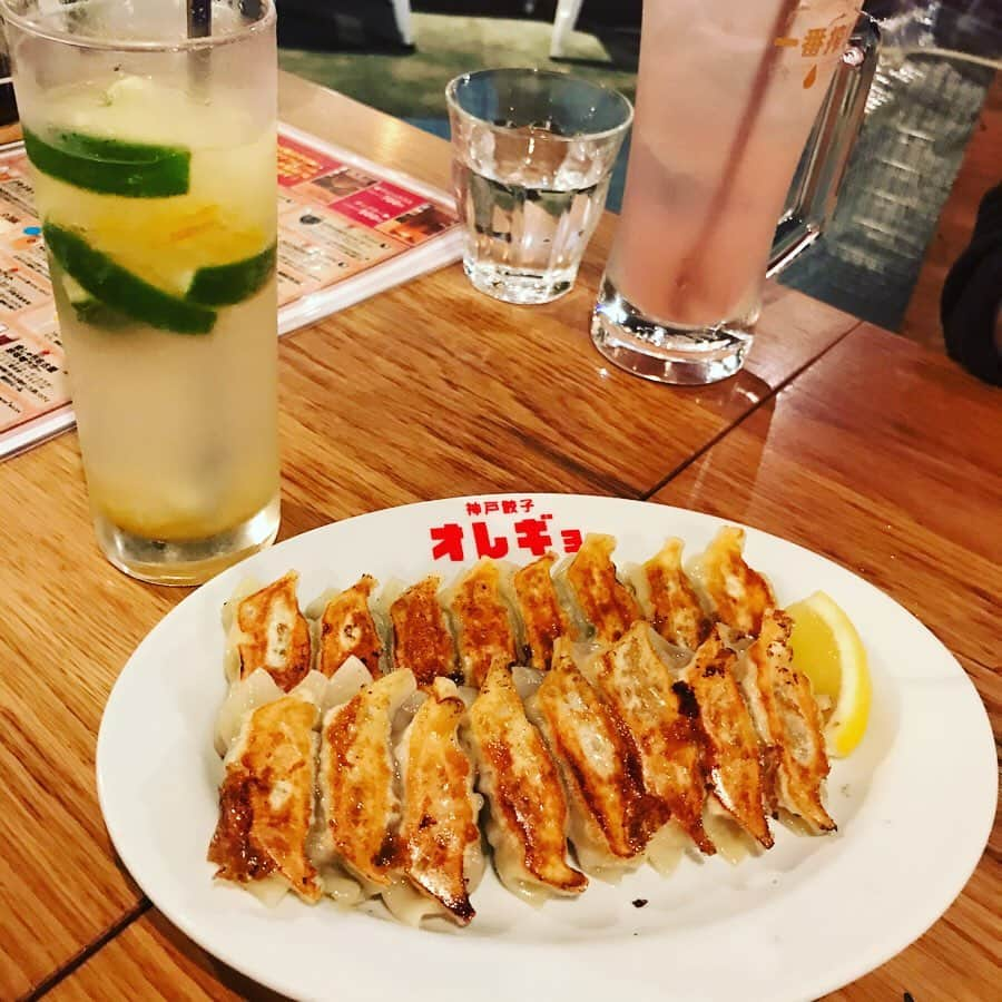 繁田梨世のインスタグラム：「色な種類の餃子があるオレギョ🥟 . 餃子だけじゃなくてお酒も豊富でワイン好きな人にはオススメ🍷 . . 私はヤバチューを頼んだよ！やっぱりしそ餃子が1番好き🥟 . . しそ餃子に焼き餃子に塗る餃子にキノコバター餃子に水餃子にスイートポテト餃子メニュー全種類気づいたら食べてました🤪 . スイートポテト餃子は甘くてデザート感覚で友達ともう一回頼みたいという意見が一致して2回も食べちゃった😚😚 . . #大阪#ハービス梅田#餃子#オレギョ#ヤバチュー#しそ餃子#1番すき#焼き餃子#塗る餃子#カレーが特に美味しかった#キノコバター餃子#水餃子#スイートポテト餃子#全種類#食べてた#オレギョ好き#最近餃子はまり中#食べスタグラム#食いしん坊」