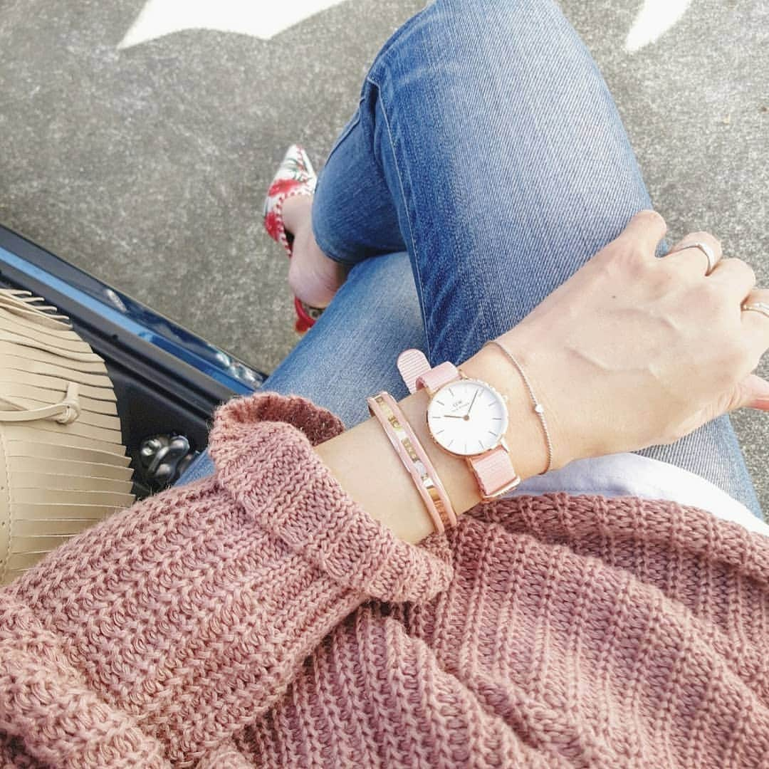 acoさんのインスタグラム写真 - (acoInstagram)「★☆★ . @danielwellington  サクラが咲く春の季節にインスピレーションを得てデザインされたPetite Rosewater⌚ .  気持ちを明るくしてくれる優しいピンク😌💗 アメリのニット&ミュールと合わせてみた  春ですね🥰🌸 ∴‥∵‥∴‥∵‥∴‥∴‥∵‥∴‥∵ 📢 🌸4/20まで、フラワーシーズン限定ウォッチ期間限定販売！ 🌸サクラの限定ラッピング＆しおりは公式WEBショップで数量限定！ ❥︎:❥︎15%offクーポンコード ｢acoaco｣ （DW公式直営店舗とWEBショップにて使用可能） よかったらぜひ使ってください❤ . https://www.danielwellington.com/jp * * #ダニエルウェリントン#PR . . #春⌚#DW手元ルックス#手元コーデ#手元倶楽部#danielwellington#dw#腕時計#女子力up#⌚#腕時計くら部#watch#ギフト」3月20日 12時35分 - happy_acoaco