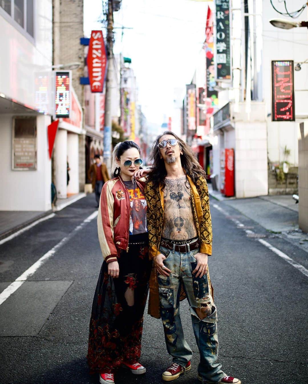 イノウエアツヒロのインスタグラム：「濃ゆーか夫婦😍 熊本ソープ街にて🤣🤣 結婚おめでとうございます👍👍㊗️🎉 #熊本　#くまもと　#クマモトノヒトタチ #熊本男子　#熊本女子 #熊本観光　#熊本人物紹介　#肥後もっこす #よかおとこ　#よかおなご #1dxmarkii #sigma35mmart #結婚　#夫婦」