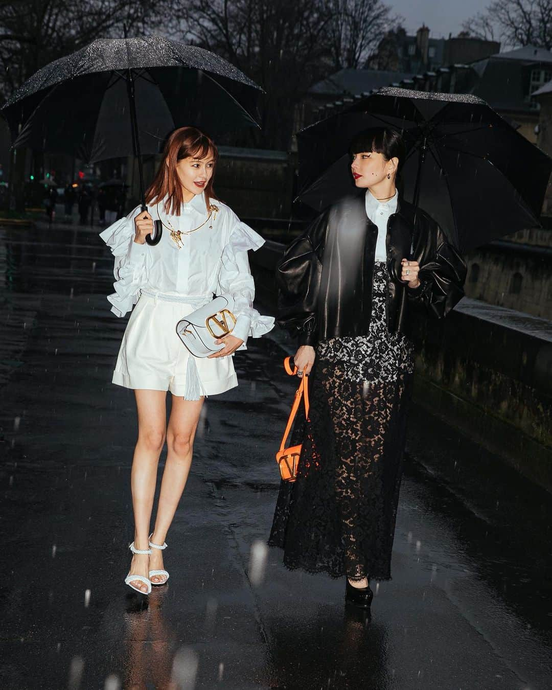 가로수길 , Seoulさんのインスタグラム写真 - (가로수길 , SeoulInstagram)「PFW @maisonvalentino 🔥 Rainy Rainy Rainy ☔️☔️일년맞을비 파리에서 다 맞음 💦」3月20日 12時47分 - jaylim1