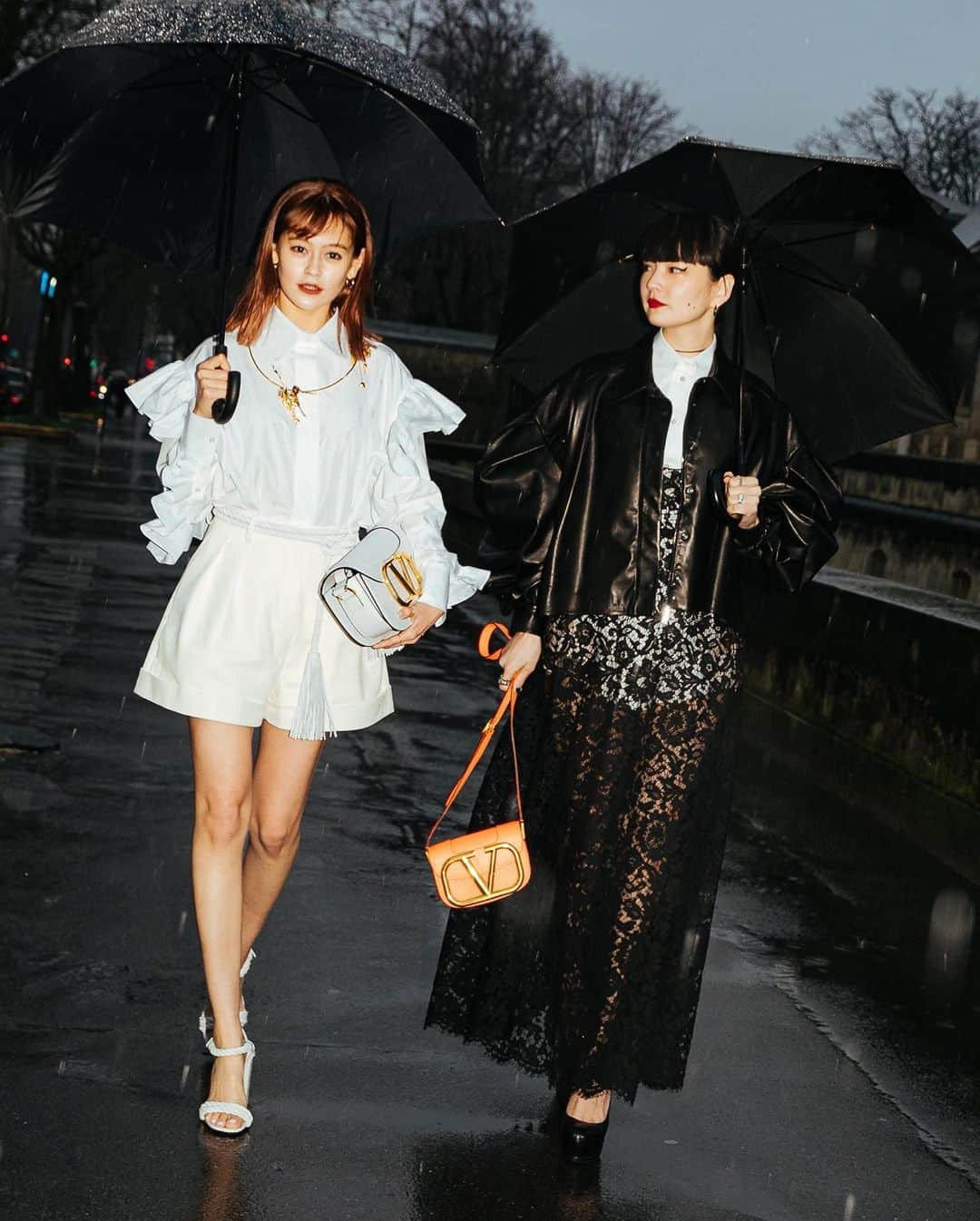 가로수길 , Seoulさんのインスタグラム写真 - (가로수길 , SeoulInstagram)「PFW @maisonvalentino 🔥 Rainy Rainy Rainy ☔️☔️일년맞을비 파리에서 다 맞음 💦」3月20日 12時47分 - jaylim1