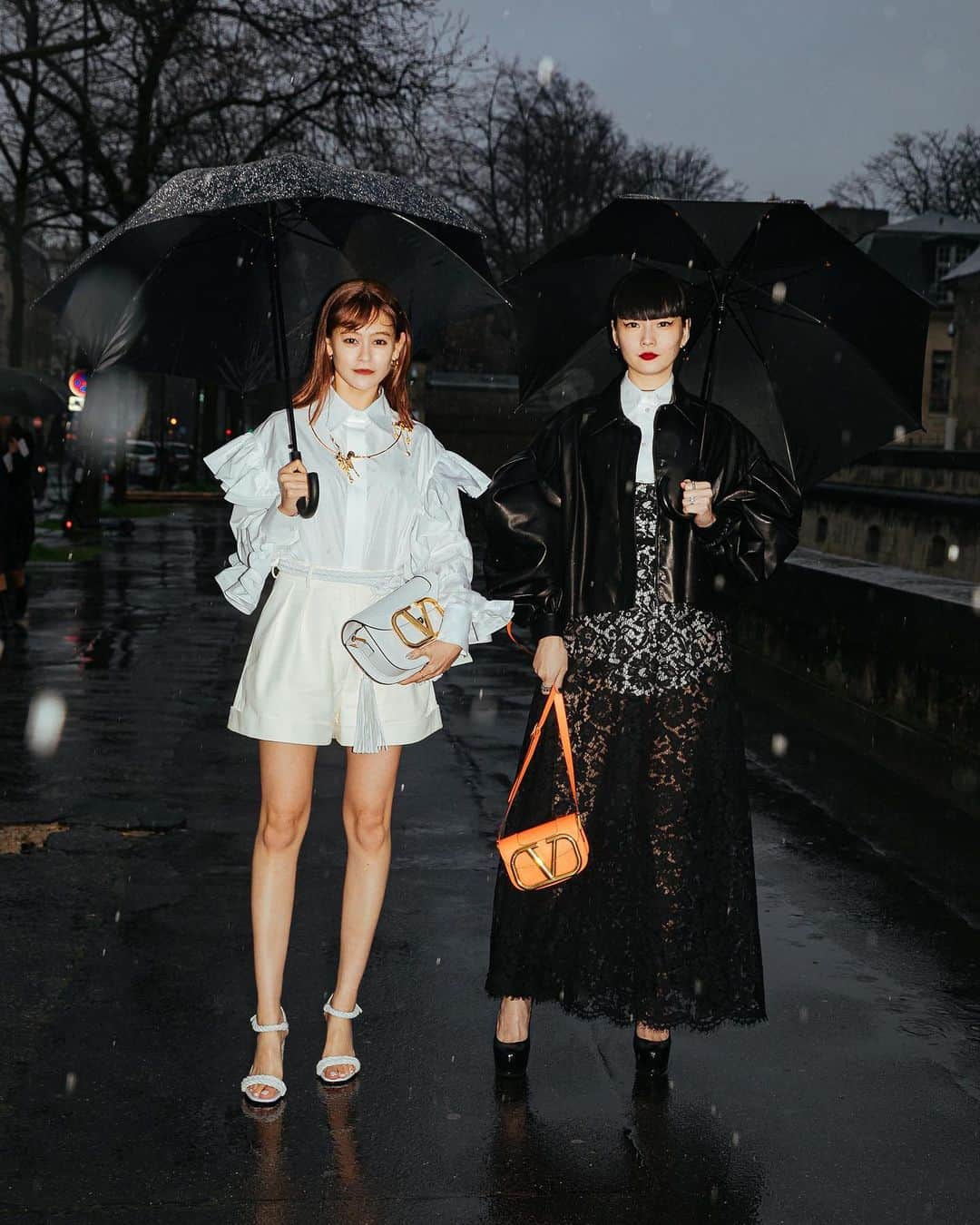 가로수길 , Seoulのインスタグラム：「PFW @maisonvalentino 🔥 Rainy Rainy Rainy ☔️☔️일년맞을비 파리에서 다 맞음 💦」