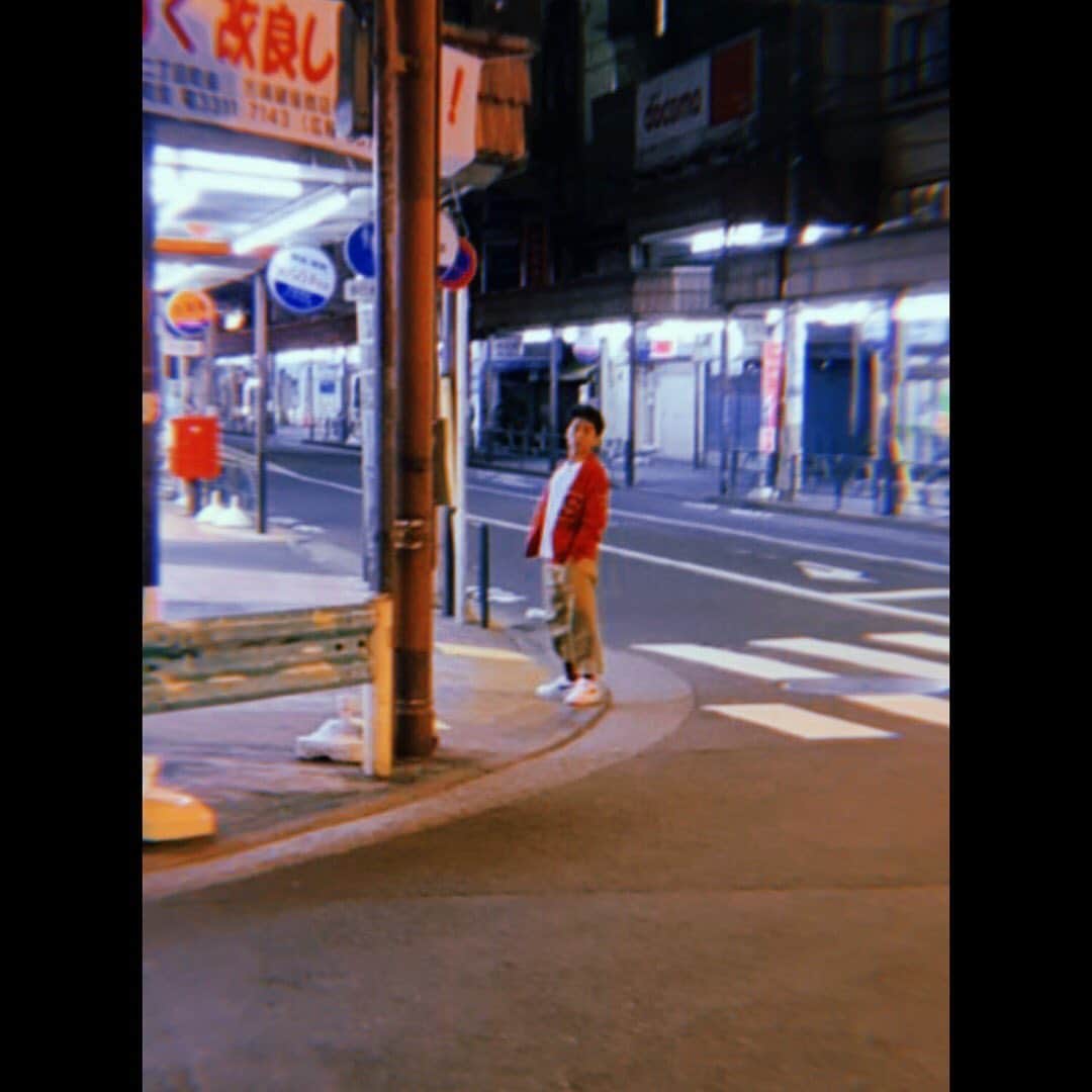 のインスタグラム：「今日、「冬の時代」幕が上がります。 2年ぶりに舞台に立つことが楽しみなのですが、めちゃくちゃ緊張しています。笑  こういう状況の中、お越し下さるお客様のため、この作品に関わっている人達のため、毎公演全力で頑張ります。  劇場では対策は万全な状態です。 お待ちしております。  #冬の時代」
