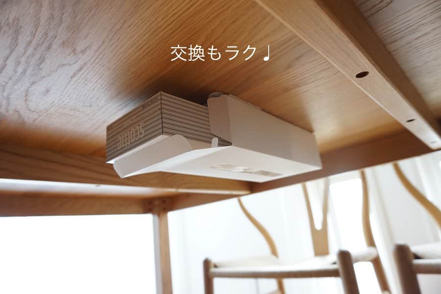 kao. さんのインスタグラム写真 - (kao. Instagram)「4/20 ⚪︎ダイニングテーブルの下にティッシュを設置しました♩  先日ストーリーズにも こんなの探してた〜♡ と載せた、 ダイソーの真っ白なPPシートのティッシュボックスケース。  以前キャンドゥで柄ありのものは見つけて リビングテーブル下で使っていたのですが、 無地のものがあったらいいのになぁ〜と思っていたんです✨  接着に使ったのは、 同じくダイソーの 「しっかり貼れてきれいに剥がせる両面テープ」  無くても大丈夫かな、とは思ったのですが、 テーブル裏にツルツル面を作るために 5cm幅のマステに透明梱包用テープを 重ねたものを作って下地としました。 （pic４枚目）  テーブル→マステ→梱包用テープ→両面テープ→ティッシュケースの順です。 ↑ これは一応やってみたものなので、 省いても大丈夫な行程かもです😅 ④で、手でギュギュッとッと押し付けてテープ部分を机に固定。  最初つける位置をミスってしまい （90度違いで設置したら、机のバー？がジャマで中身が変えられなかった😂 ④の写真は最初のダメバージョンです🙈） 一度剥がしたのですが、かなりの粘着力だったので安心して使えそうです。  テーブル裏にティッシュがあると、 すぐ手が届いて便利🌸  キッチンではこのティッシュケースを引っ掛けて使ったので、 その様子は次回😊 ・ ・ #北欧式整理収納プランナーの収納」3月20日 12時51分 - kao_kurashi