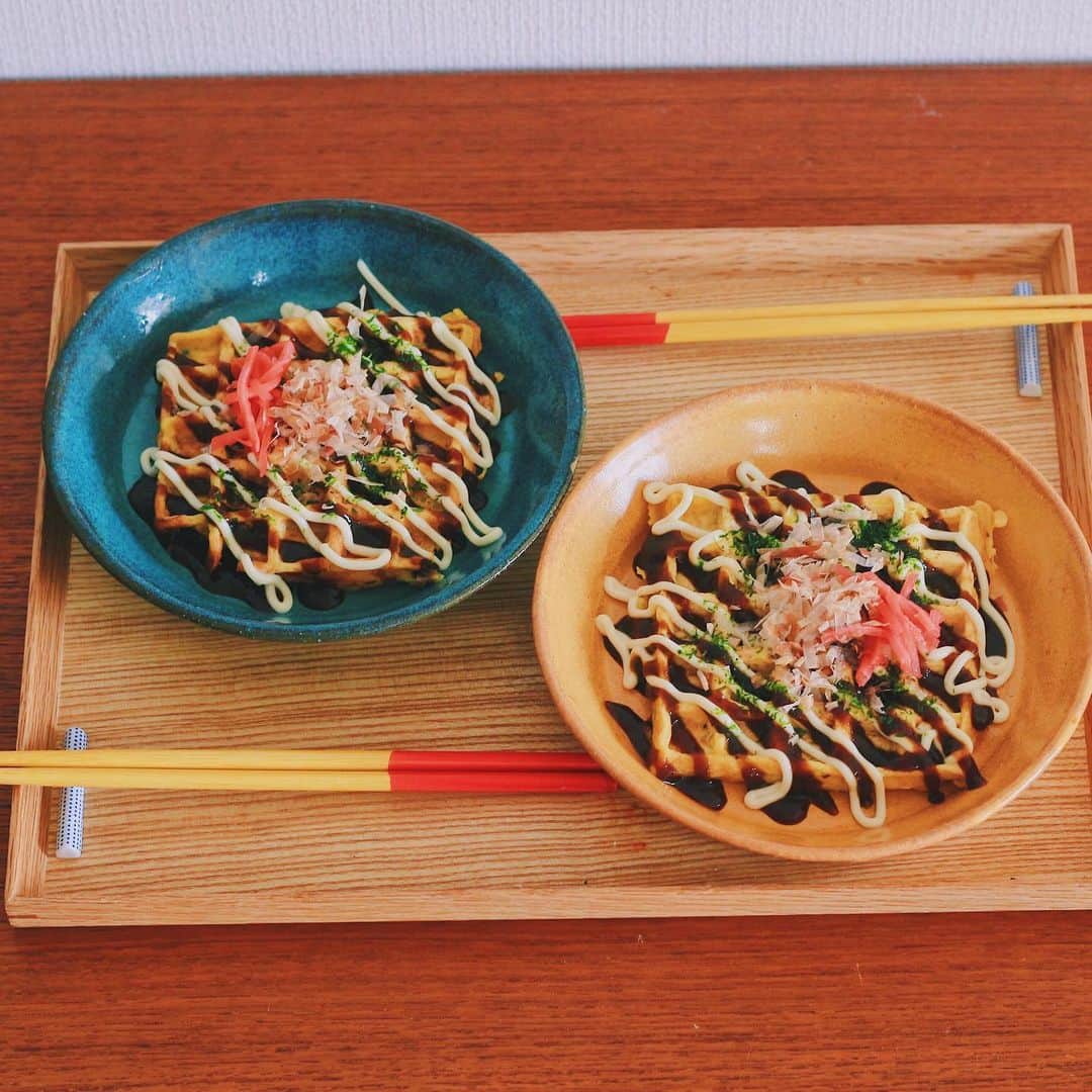 のインスタグラム：「ワッフル型でお好み焼き。作ってる動画はスワイプにて。 ・ こんにちは。 見た目はワッフルですがお好み焼き。 春キャベツを買ったので 軽食用にお好み焼きを作りました。 タネ→豚肉→タネの順に乗せて 蓋を閉めて7分程度待つだけ。 盛りすぎ？なぐらい具を山盛りに乗せると 綺麗な四角いワッフル型になります。 （出来上がるまでの工程はスワイプにて） 今日の薬膳走り書きはキャベツ。 キャベツは身体を冷やしますが 紅生姜と山芋を入れることで 温寒のバランスが取れます。 お好み焼きが薬膳の観点からみて 理にかなってるなぁと気づく。凄い。 ・ 今回使ったワッフルメーカーは#Toffy の 「ホットサンド＆ワッフルメーカー」です。 時間のある時に大量に焼いて 冷凍ストックしています。 在宅勤務で小腹が空いた時に便利◎ ぜひお試しください。 ・ 【おしながき】 ワッフル型お好み焼き ・ ・ Hi from Tokyo! Today's light meal for working from home: Okonomiyaki(Japanese savory pancake) I made it by waffle iron. ・ ・ 2020.03.20 Fri ・ ・ #japanesefood #japanesecuisine #おうちごはん #早餐 #薬膳 #うつわ #和食器 #トフィー #キッチン家電 #ホットサンド＆ワッフルメーカー #小澤基晴 #自炊 #お好み焼き #軽食 #ワッフル #waffle #在宅楽飯」
